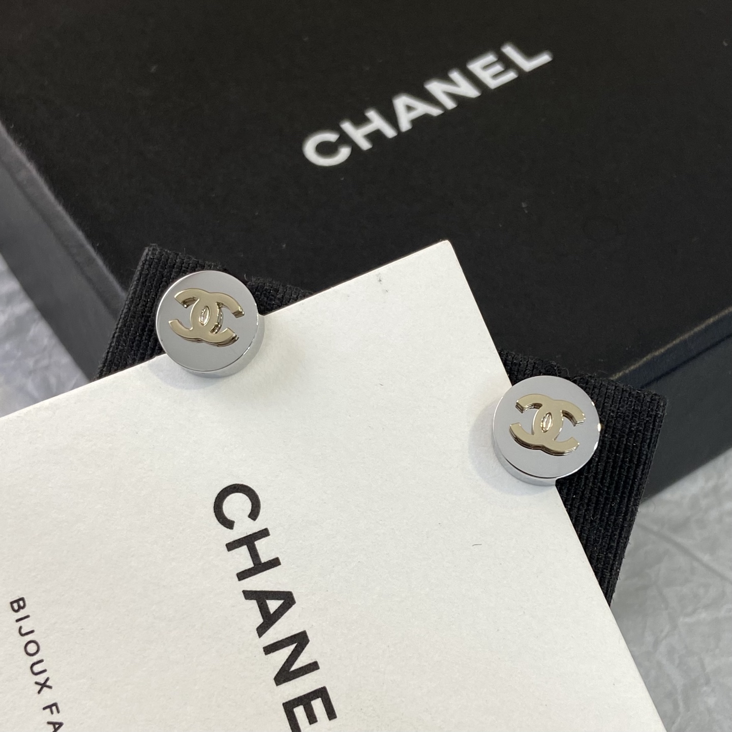 【XE0535】 【Chanel@Pendientes de botón de guisante pequeño 26P】 ✨Pendientes de botón de guisante pequeño 26P, superficie …