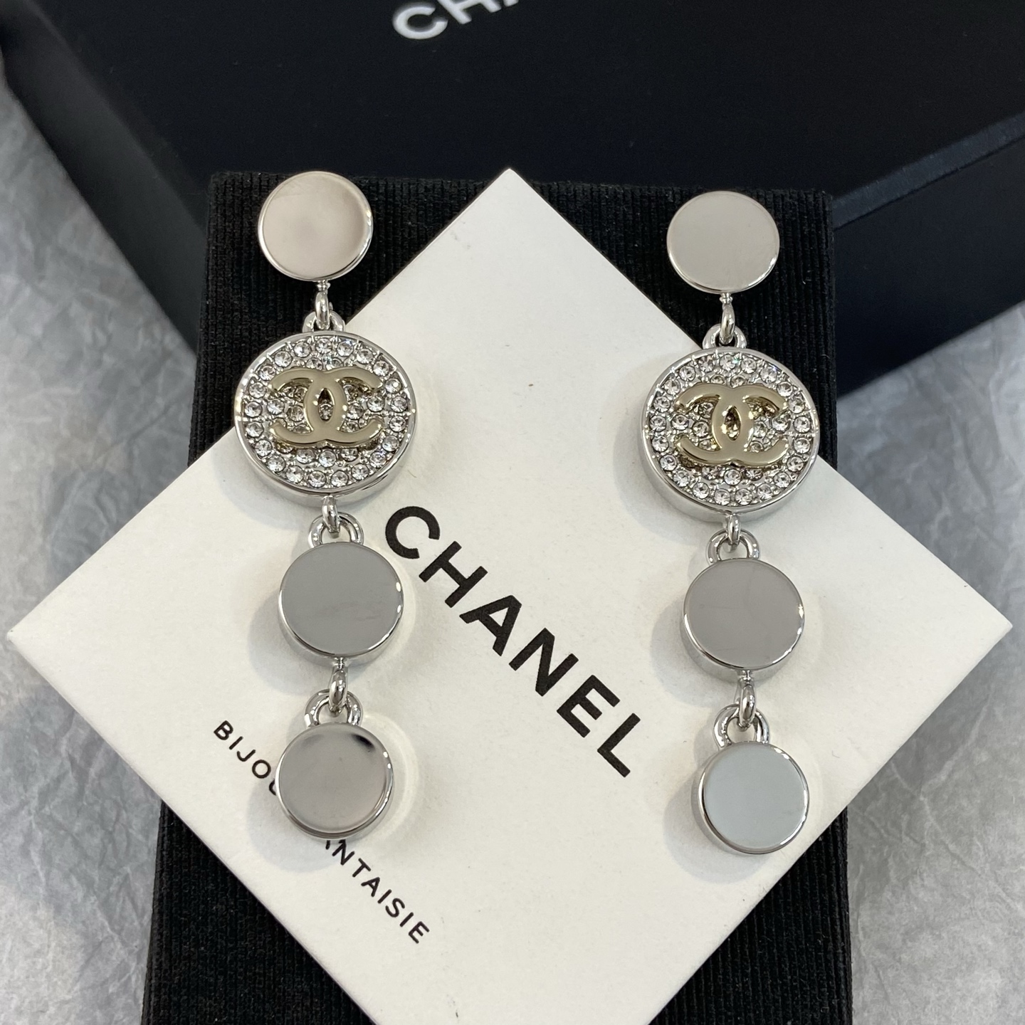 【XE0528】 【Chanel 双C圆形水钻耳环】 ✨Pendientes de botón de agua de doble C clásicos de Chanel, diseño circular, metal engastado…