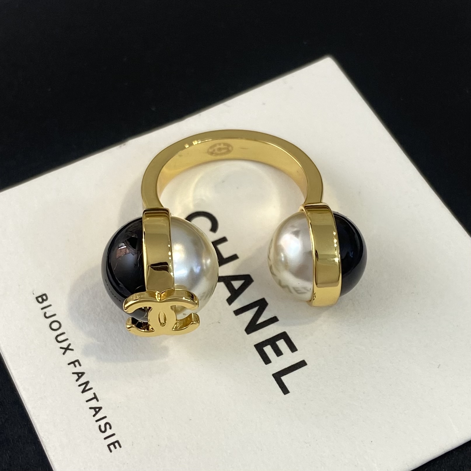 【XJ0326】 (talla única) 【香@儿 anillo abierto de perlas con doble C negro y dorado】 ✨Pendientes de perlas con doble C de C…