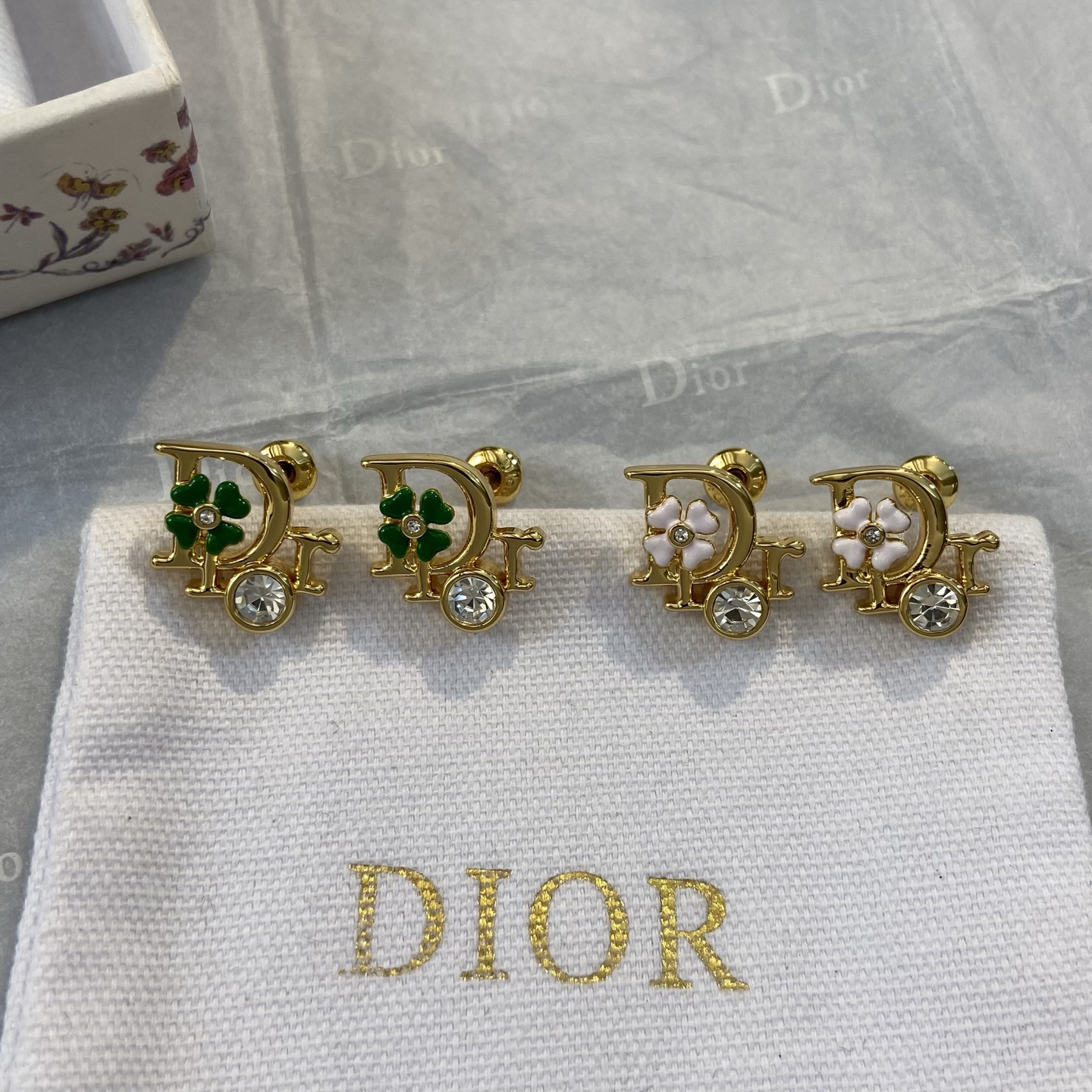 Orecchini a lobo Dior Floral Letter Clover Orecchini in metallo color oro con cristalli trasparenti trifoglio smaltato verde e dettagli trifoglio smaltato bianco Taglia unica