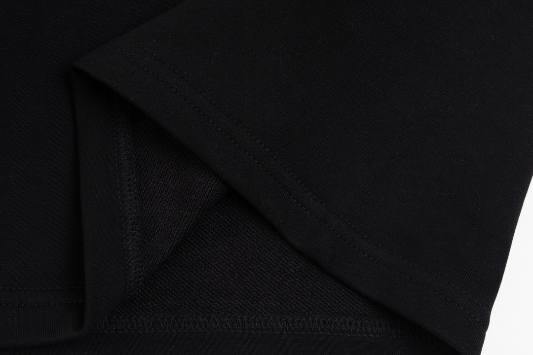 “Vivienne Queen Saturn 2024s Shorts: Embroidery Details in Black & White” - 图片 9