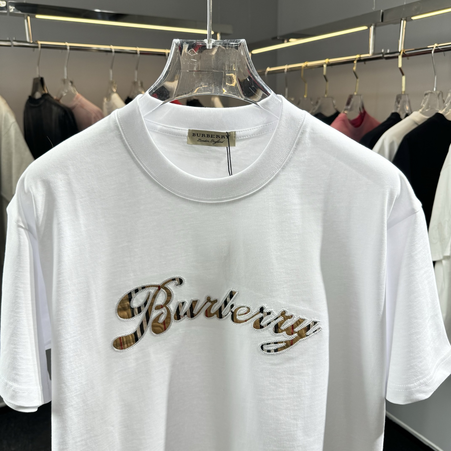 Burberry 26ss BBR巴宝莉早春新款圆领短袖 采用270克纯棉面料 重工贴布刺绣 下摆车章仔