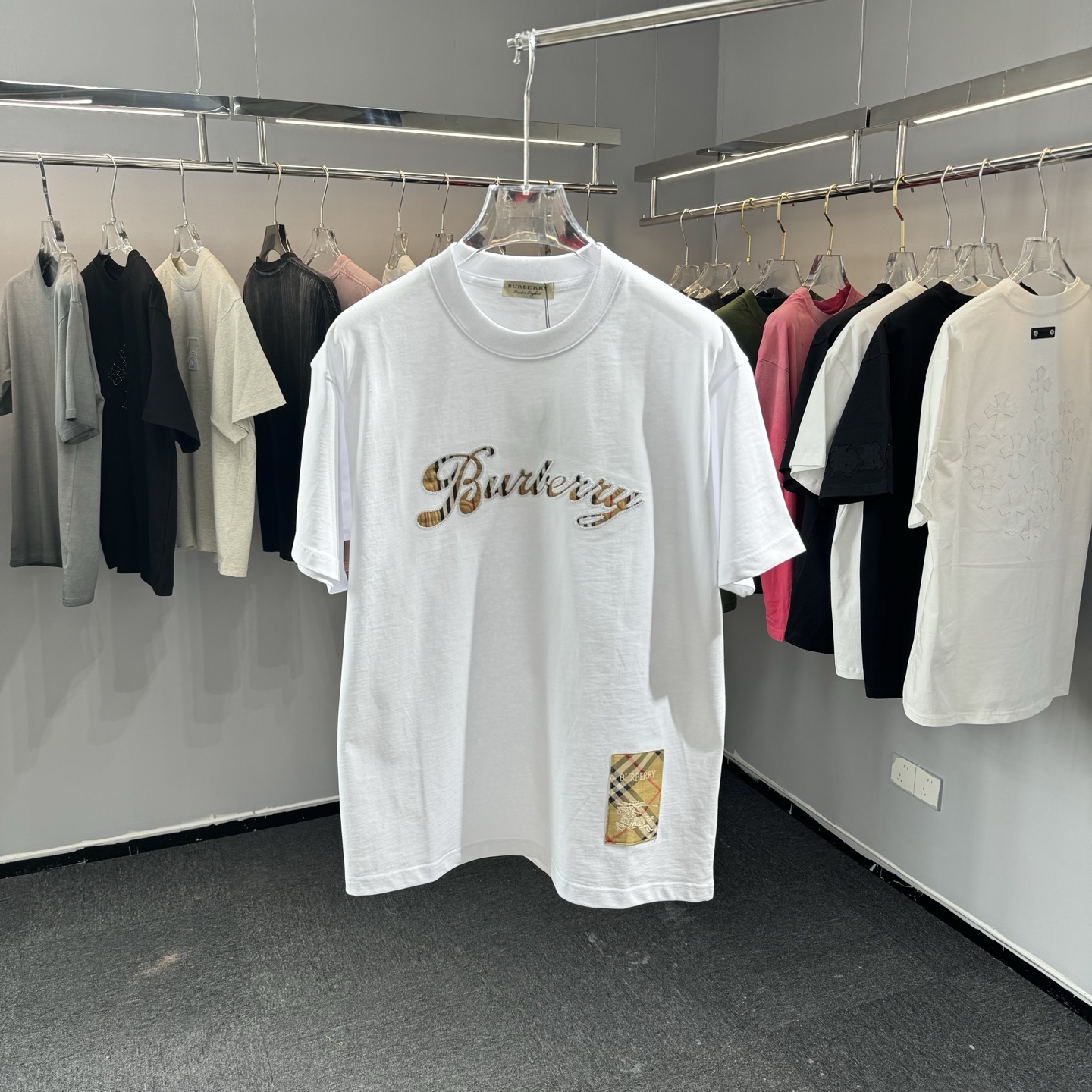 Burberry 26ss BBR巴宝莉早春新款圆领短袖 采用270克纯棉面料 重工贴布刺绣 下摆车章仔