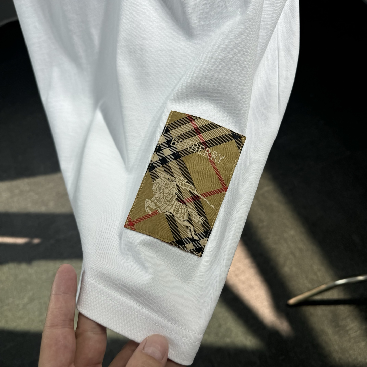 Burberry 26ss BBR巴宝莉早春新款圆领短袖 采用270克纯棉面料 重工贴布刺绣 下摆车章仔