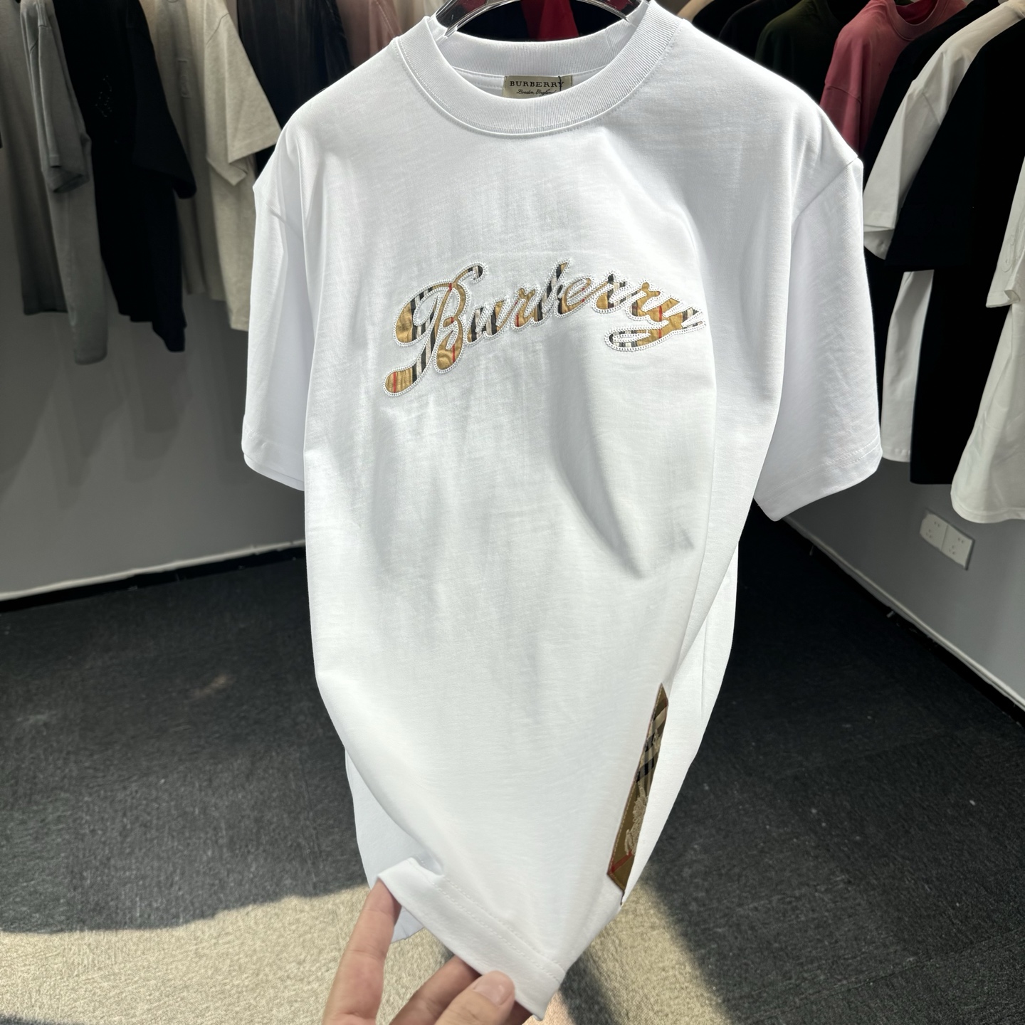 Burberry 26ss BBR巴宝莉早春新款圆领短袖 采用270克纯棉面料 重工贴布刺绣 下摆车章仔