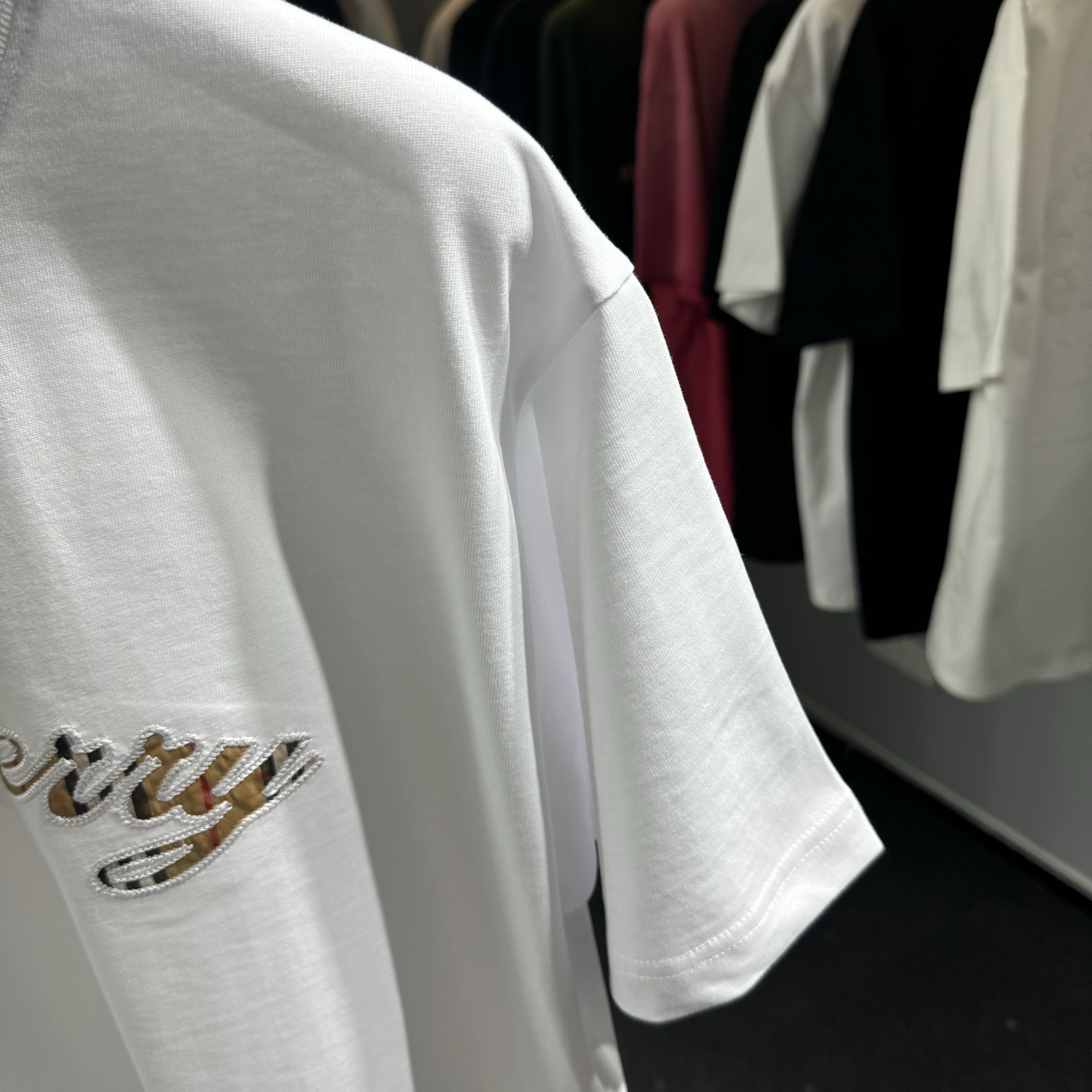 Burberry 26ss BBR巴宝莉早春新款圆领短袖 采用270克纯棉面料 重工贴布刺绣 下摆车章仔