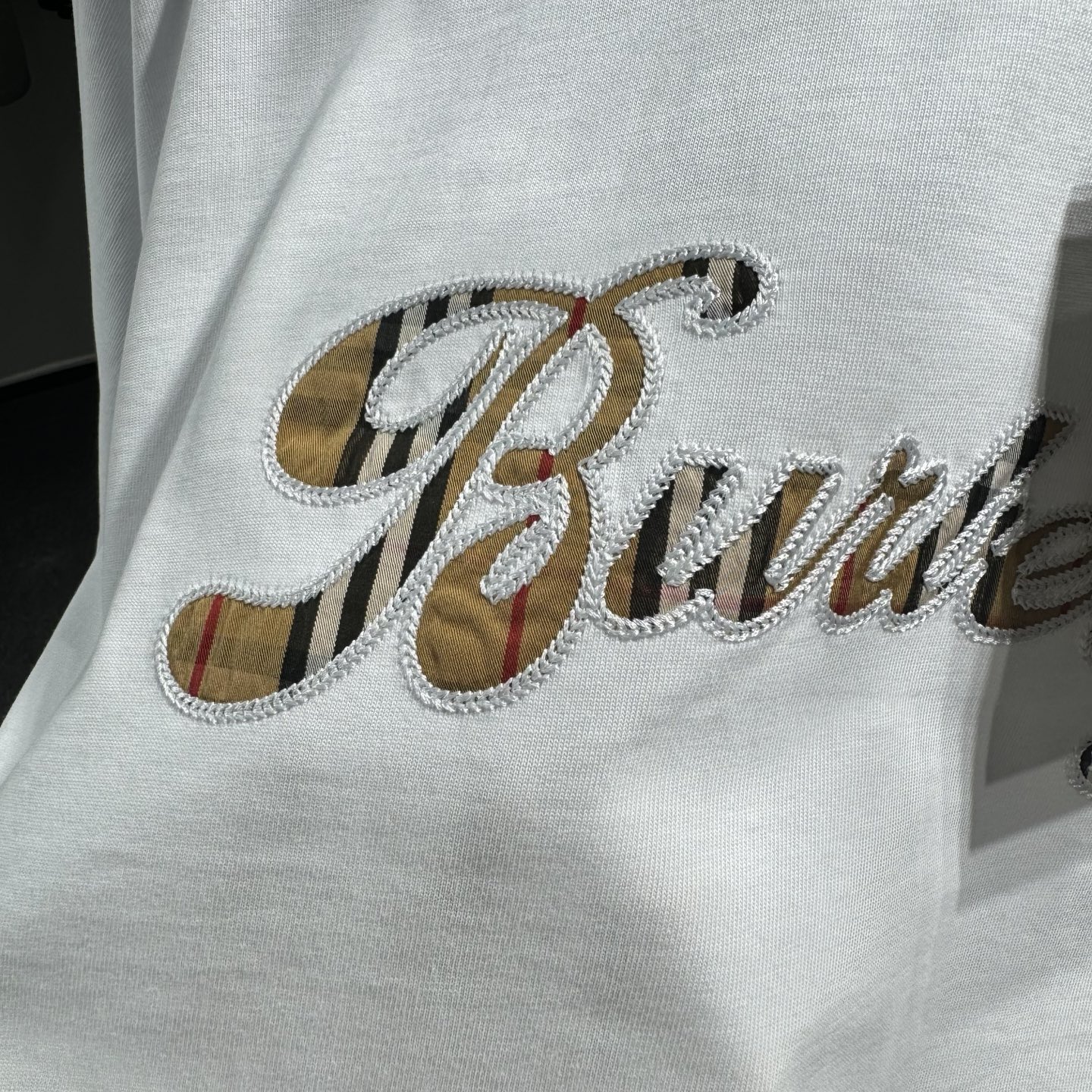 Burberry 26ss BBR巴宝莉早春新款圆领短袖 采用270克纯棉面料 重工贴布刺绣 下摆车章仔