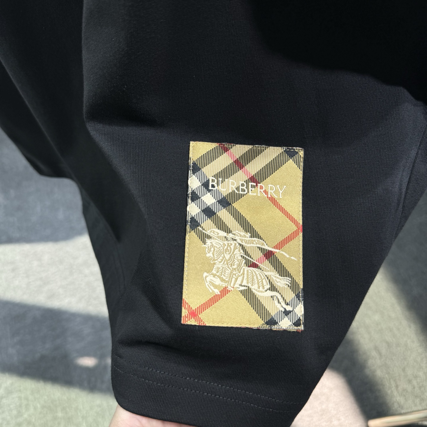 Burberry 26ss BBR巴宝莉早春新款圆领短袖 采用270克纯棉面料 重工贴布刺绣 下摆车章仔