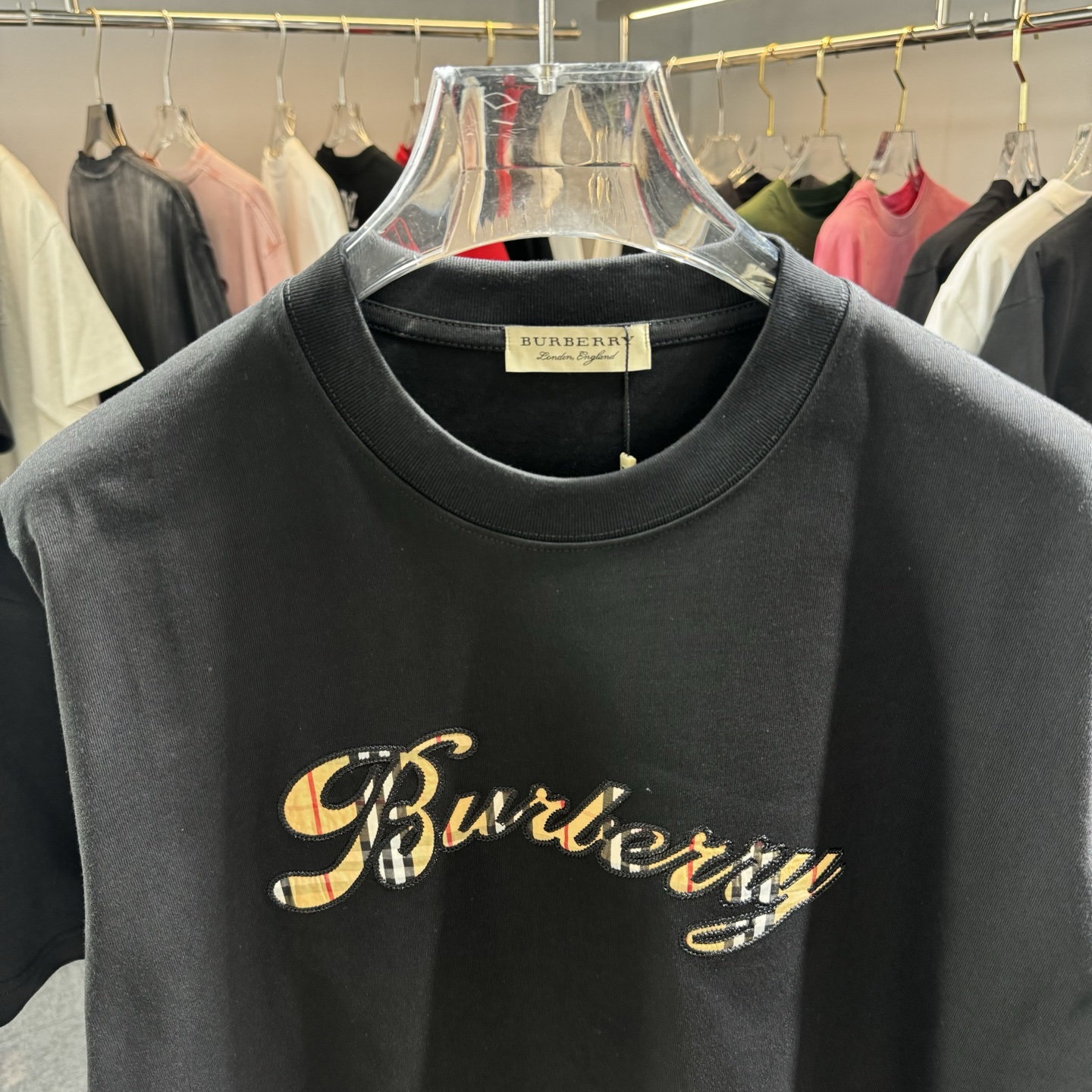 Burberry 26ss BBR巴宝莉早春新款圆领短袖 采用270克纯棉面料 重工贴布刺绣 下摆车章仔