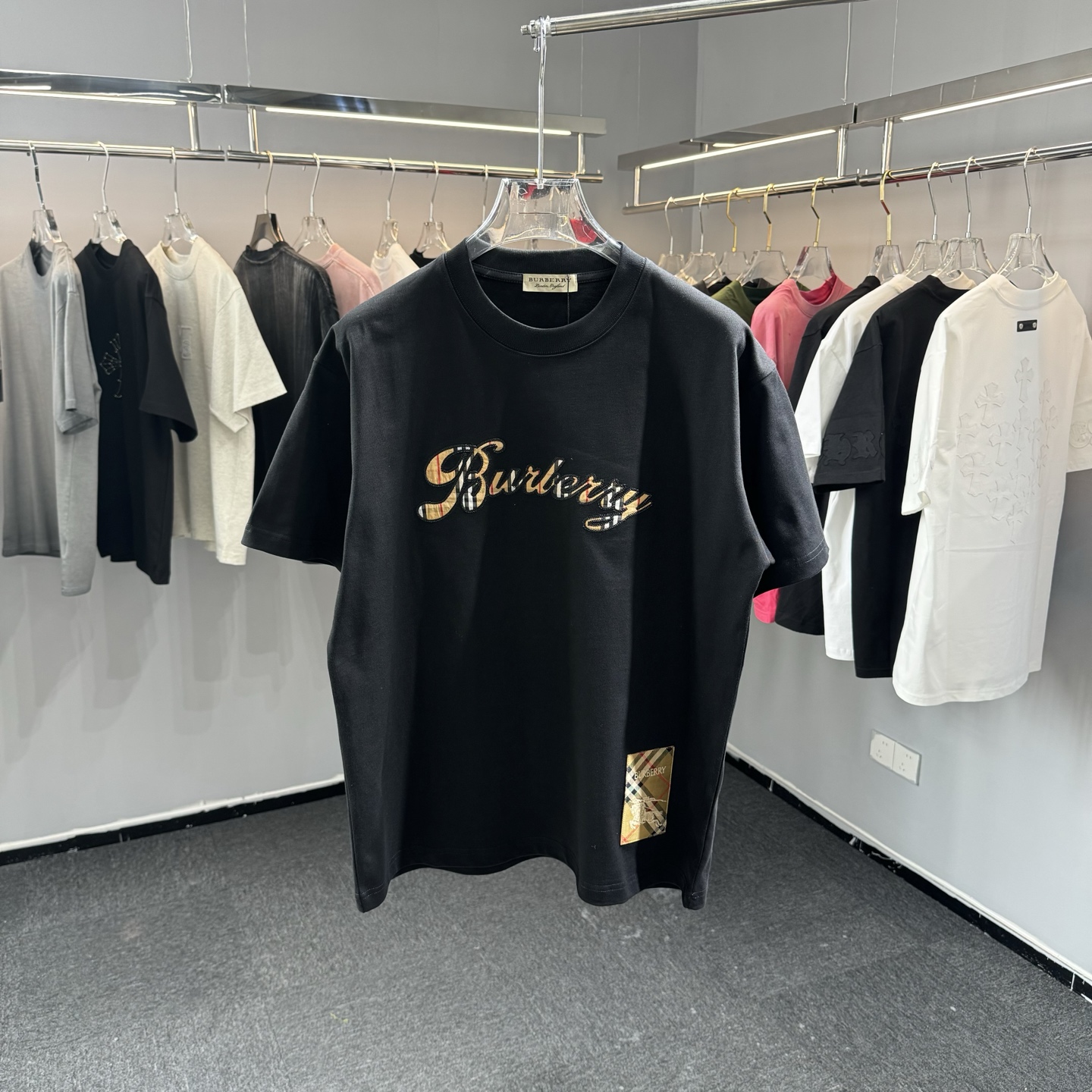 Burberry 26ss BBR巴宝莉早春新款圆领短袖 采用270克纯棉面料 重工贴布刺绣 下摆车章仔