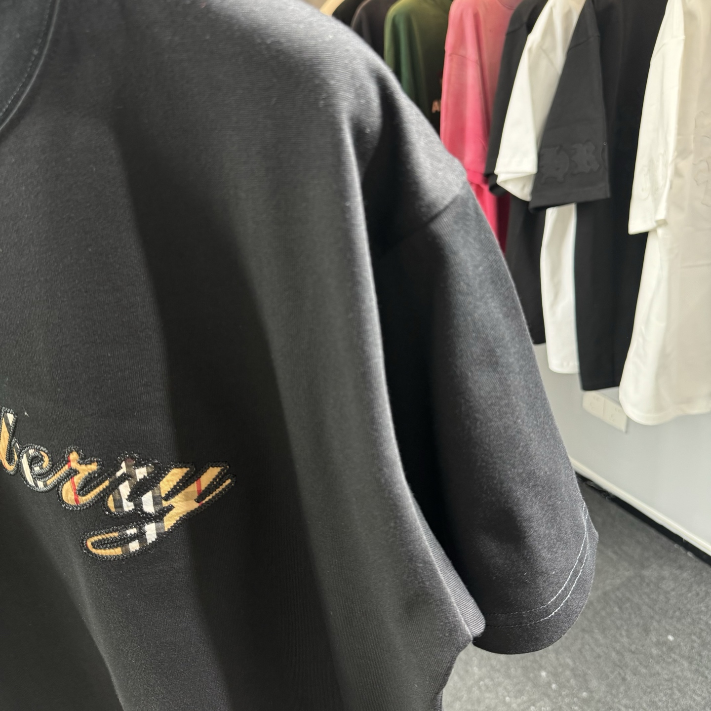 Burberry 26ss BBR巴宝莉早春新款圆领短袖 采用270克纯棉面料 重工贴布刺绣 下摆车章仔