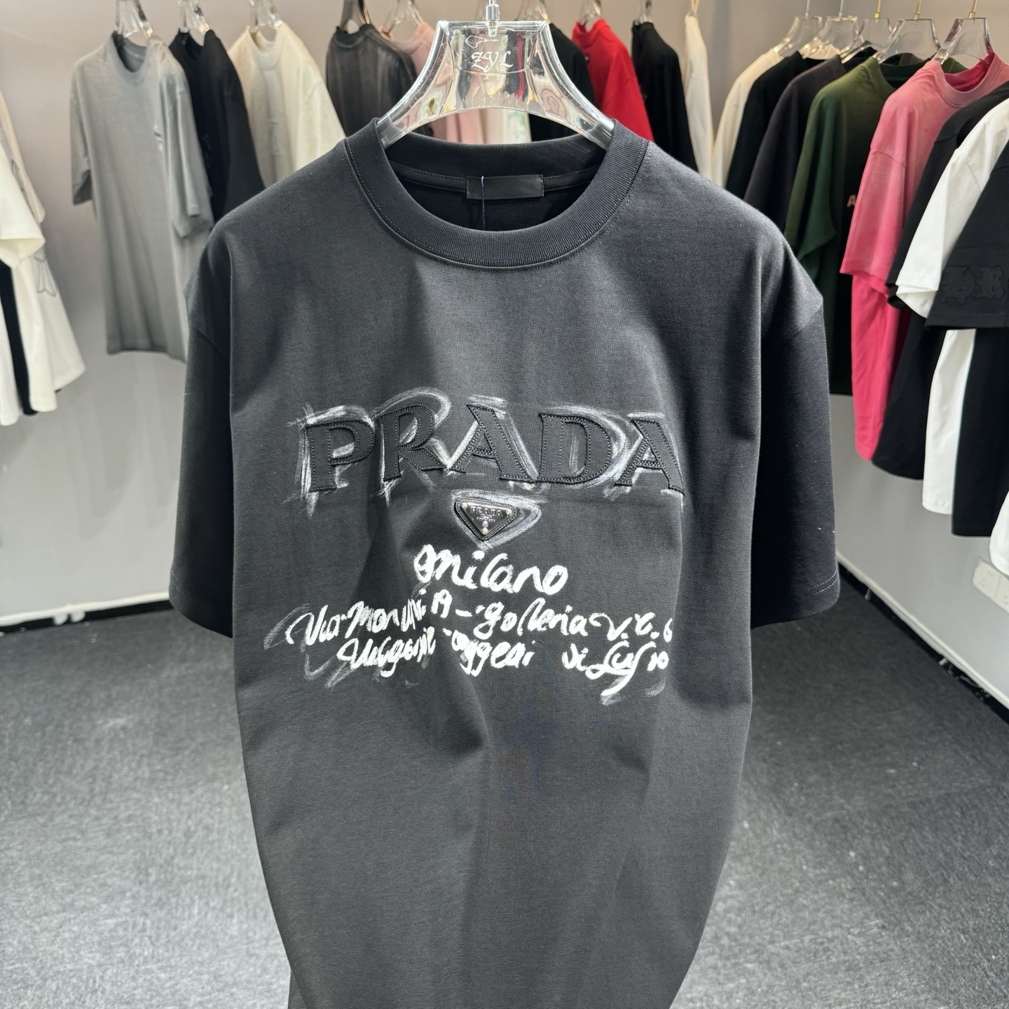 Burberry 26ss BBR巴宝莉早春新款圆领短袖 采用270克纯棉面料 重工贴布刺绣 下摆车章仔