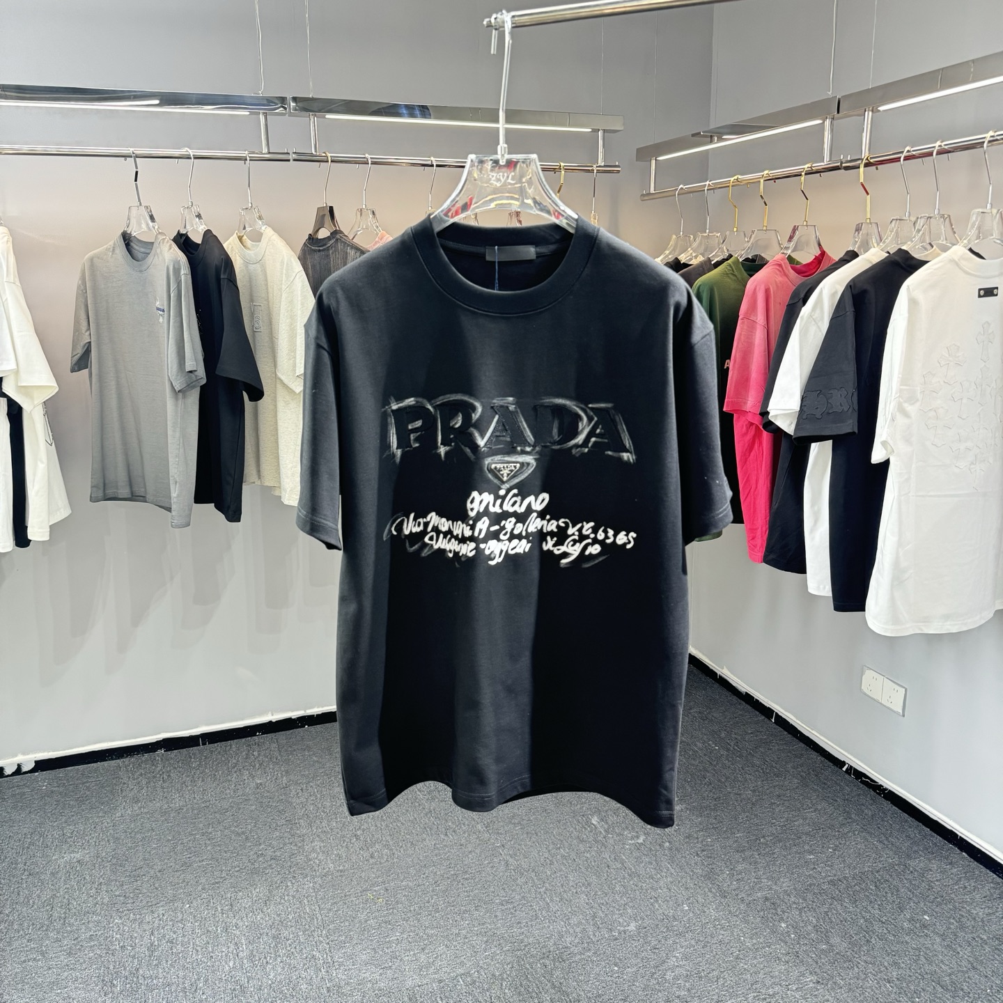 Burberry 26ss BBR巴宝莉早春新款圆领短袖 采用270克纯棉面料 重工贴布刺绣 下摆车章仔