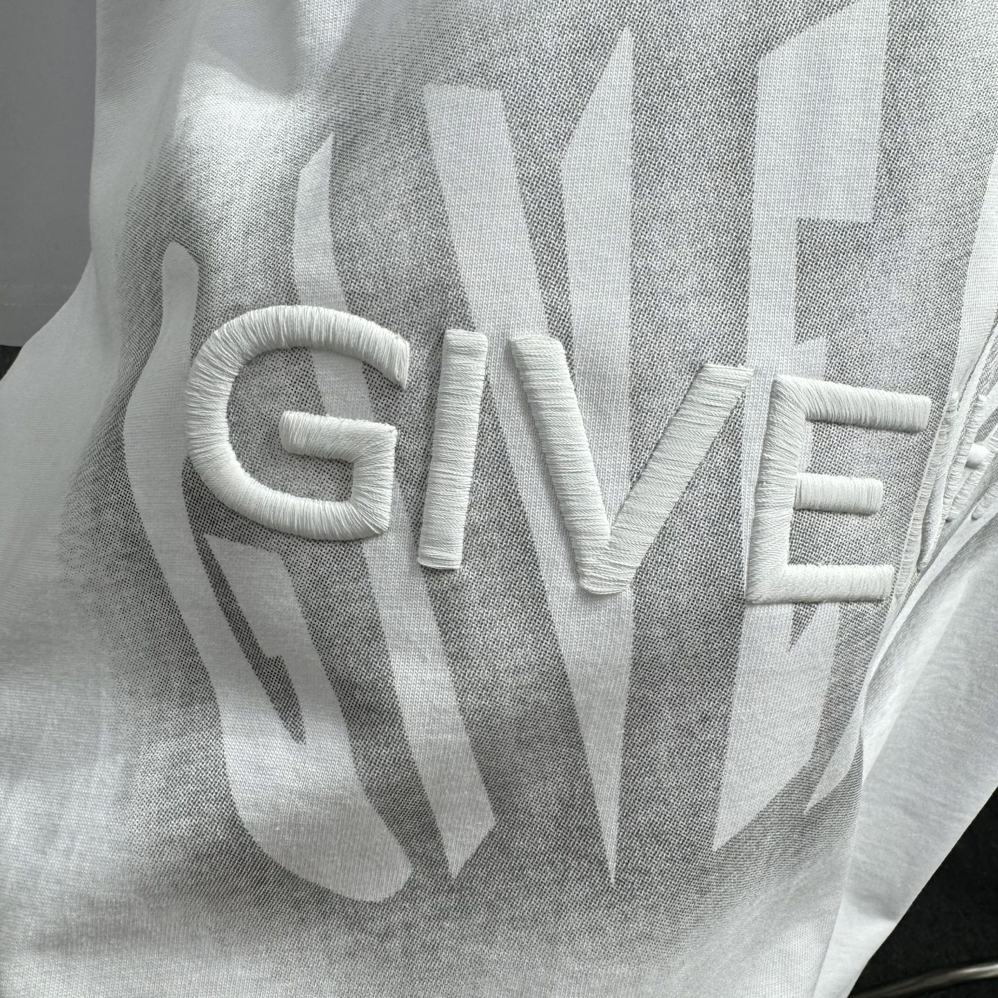 Givenchy 26ss GIV纪梵希 早春新款圆领短袖 采用270克纯棉面料 印花图案 立体绣花工艺