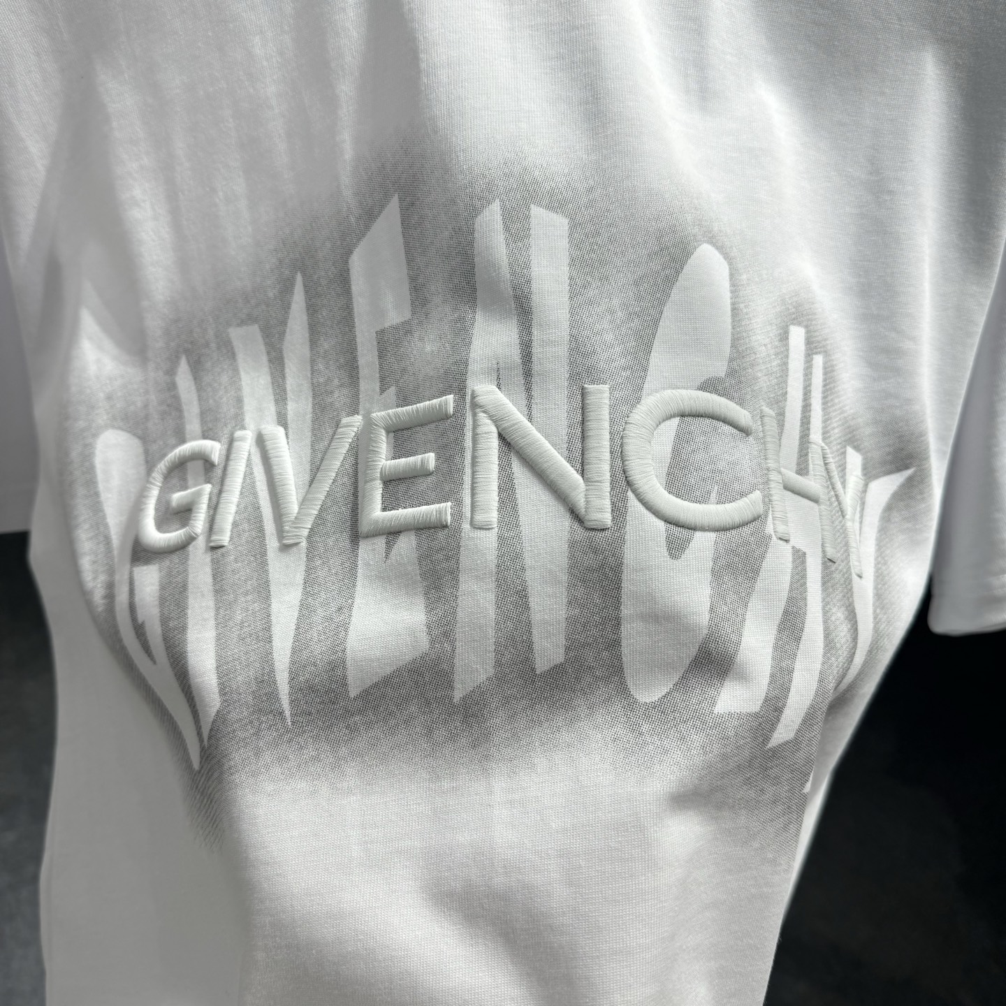 Givenchy 26ss GIV纪梵希 早春新款圆领短袖 采用270克纯棉面料 印花图案 立体绣花工艺
