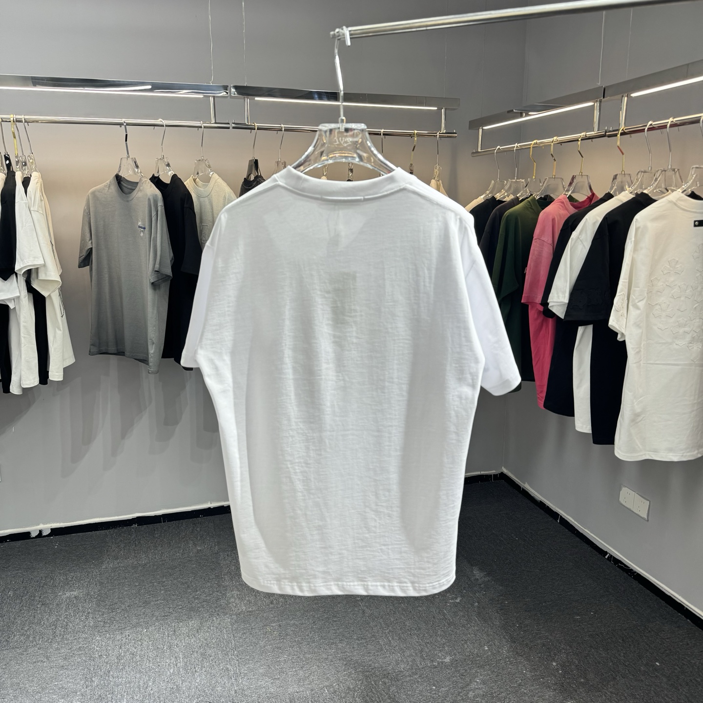 Givenchy 26ss GIV纪梵希 早春新款圆领短袖 采用270克纯棉面料 印花图案 立体绣花工艺