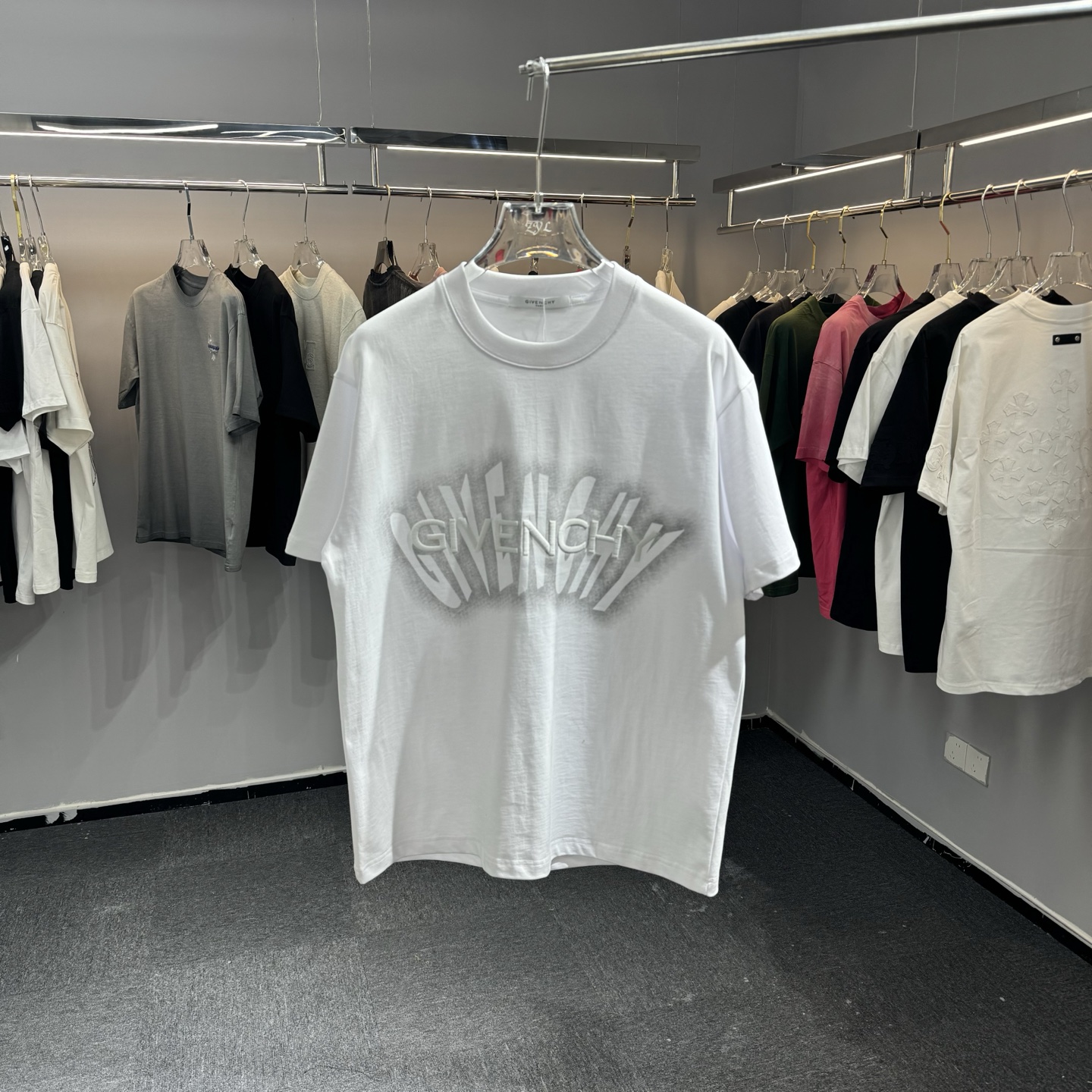 Givenchy 26ss GIV纪梵希 早春新款圆领短袖 采用270克纯棉面料 印花图案 立体绣花工艺