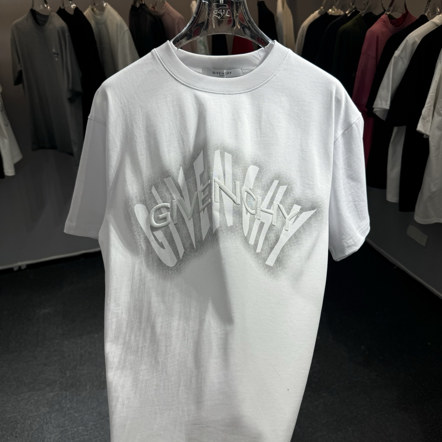 Givenchy 26ss GIV纪梵希 早春新款圆领短袖 采用270克纯棉面料 印花图案 立体绣花工艺