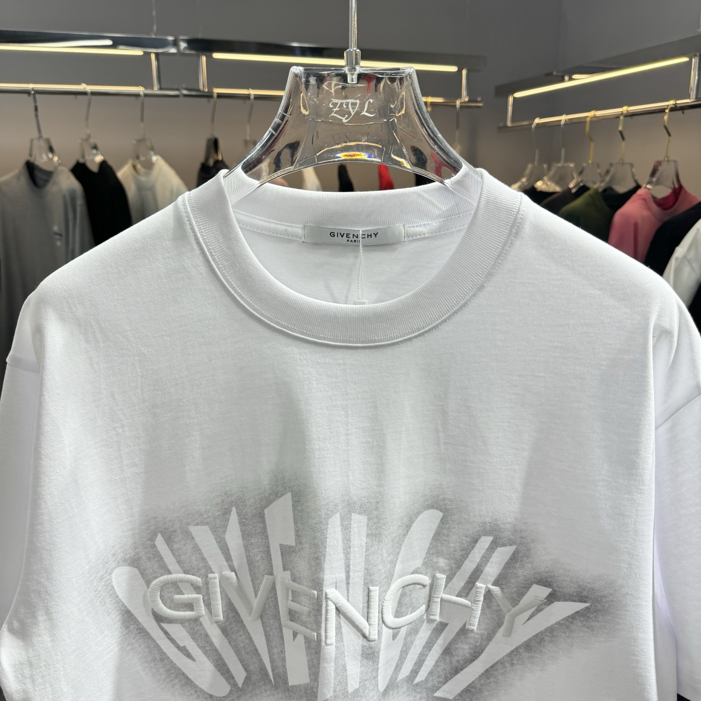 Givenchy 26ss GIV纪梵希 早春新款圆领短袖 采用270克纯棉面料 印花图案 立体绣花工艺