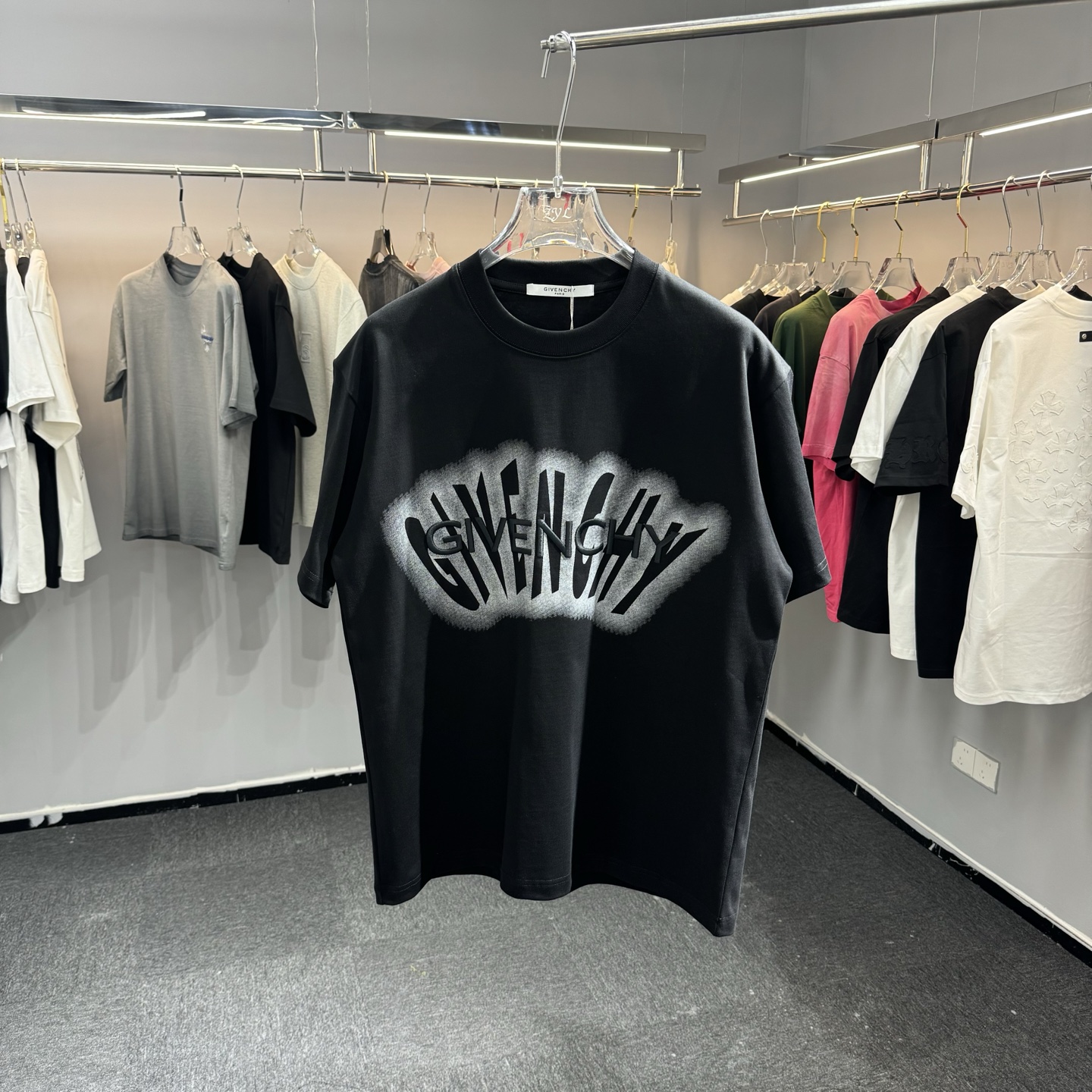 Givenchy 26ss GIV纪梵希 早春新款圆领短袖 采用270克纯棉面料 印花图案 立体绣花工艺