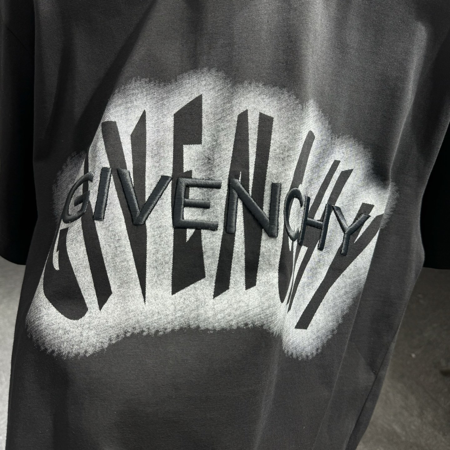 Givenchy 26ss GIV纪梵希 早春新款圆领短袖 采用270克纯棉面料 印花图案 立体绣花工艺