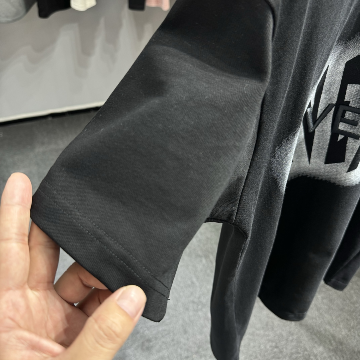Givenchy 26ss GIV纪梵希 早春新款圆领短袖 采用270克纯棉面料 印花图案 立体绣花工艺