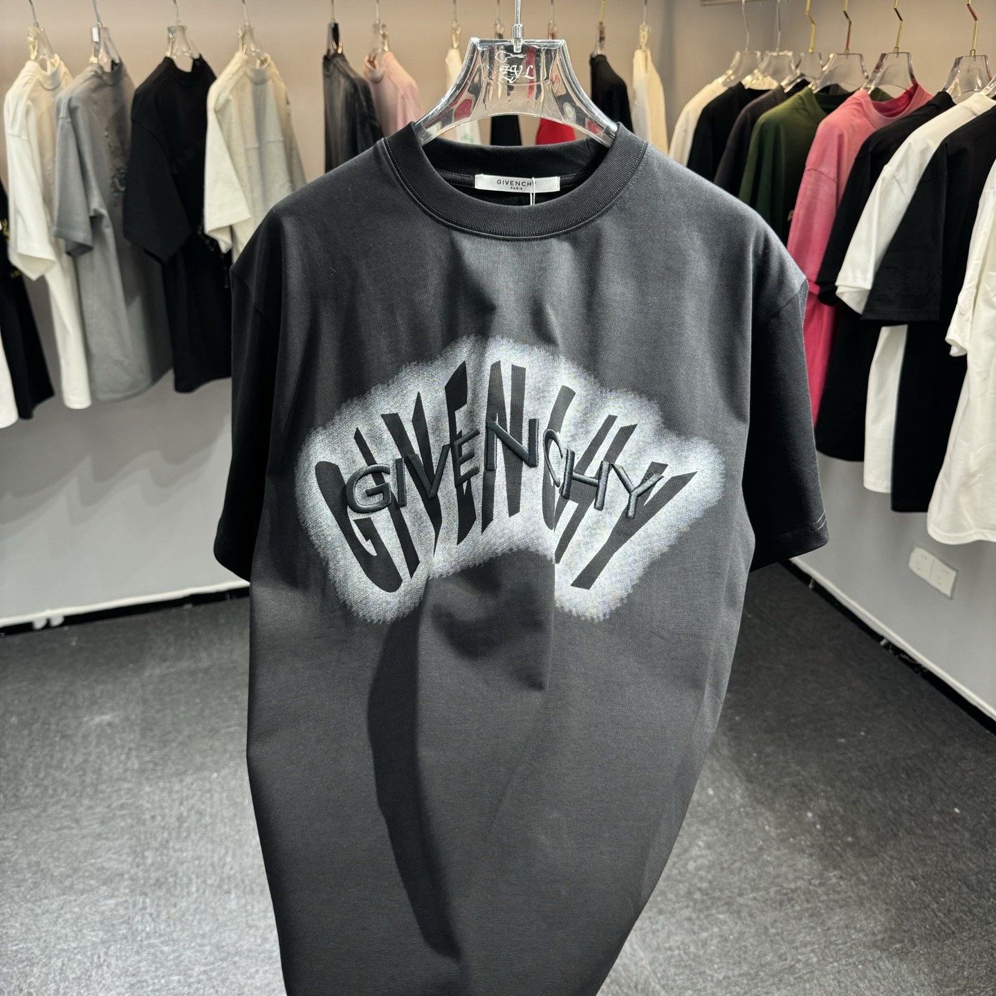 Givenchy 26ss GIV纪梵希 早春新款圆领短袖 采用270克纯棉面料 印花图案 立体绣花工艺