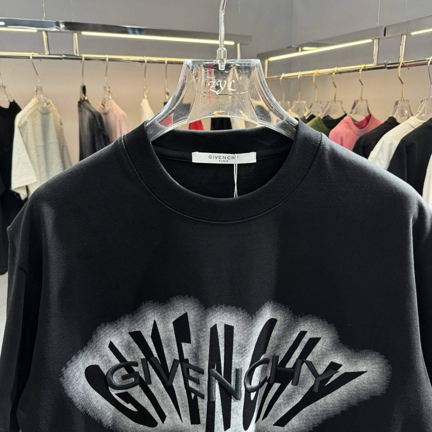 Givenchy 26ss GIV纪梵希 早春新款圆领短袖 采用270克纯棉面料 印花图案 立体绣花工艺