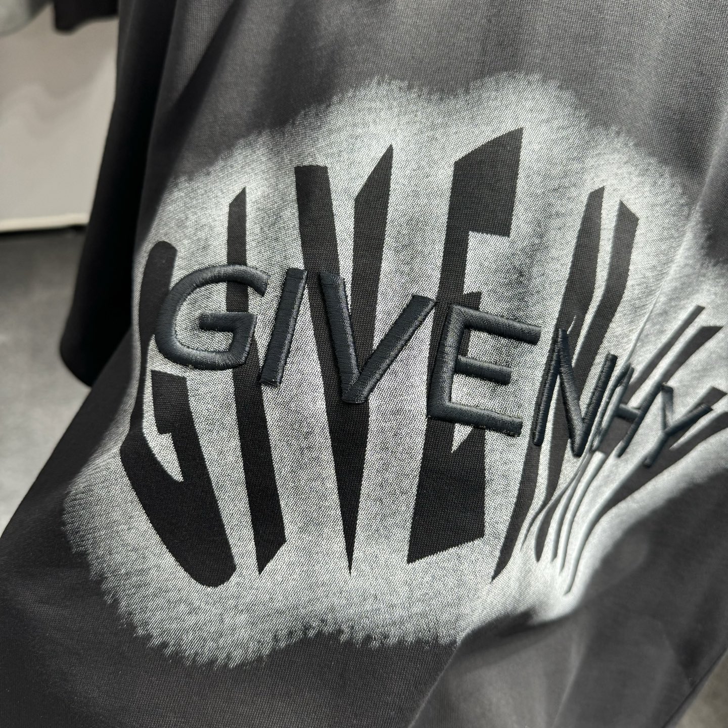 Givenchy 26ss GIV纪梵希 早春新款圆领短袖 采用270克纯棉面料 印花图案 立体绣花工艺