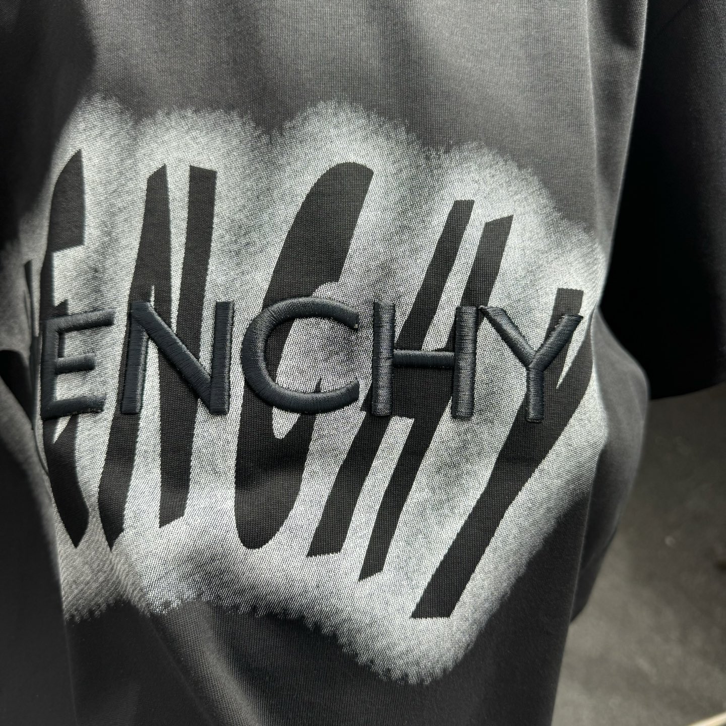 Givenchy 26ss GIV纪梵希 早春新款圆领短袖 采用270克纯棉面料 印花图案 立体绣花工艺