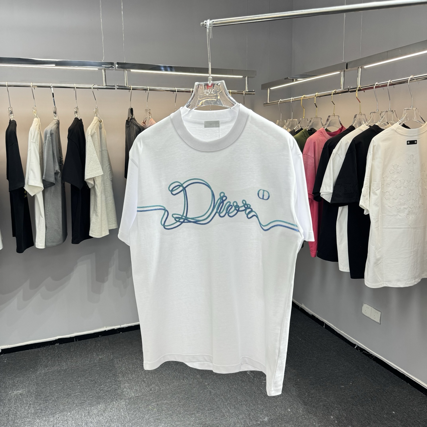 Dior 26ss Dior迪奥 早春新款圆领短袖 采用270克纯棉面料 锁链绣花工艺