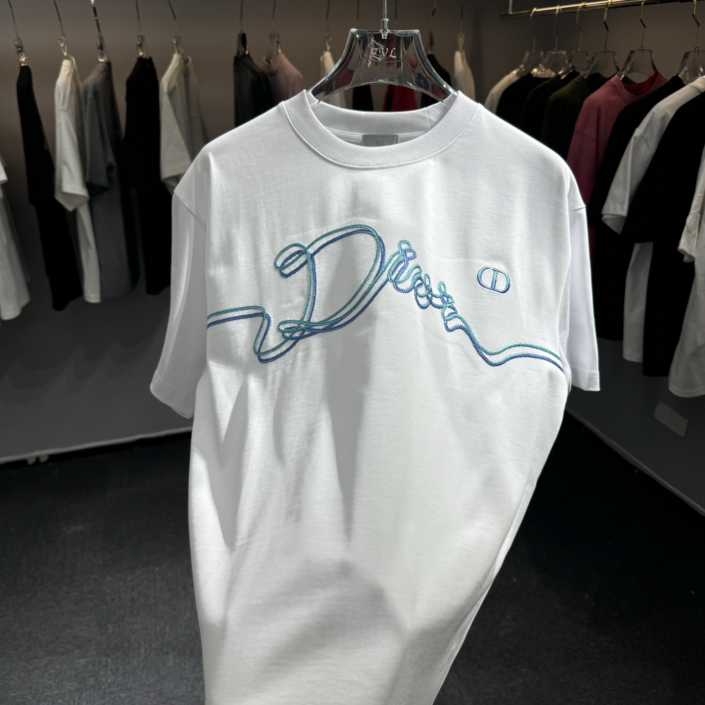 Dior 26ss Dior迪奥 早春新款圆领短袖 采用270克纯棉面料 锁链绣花工艺