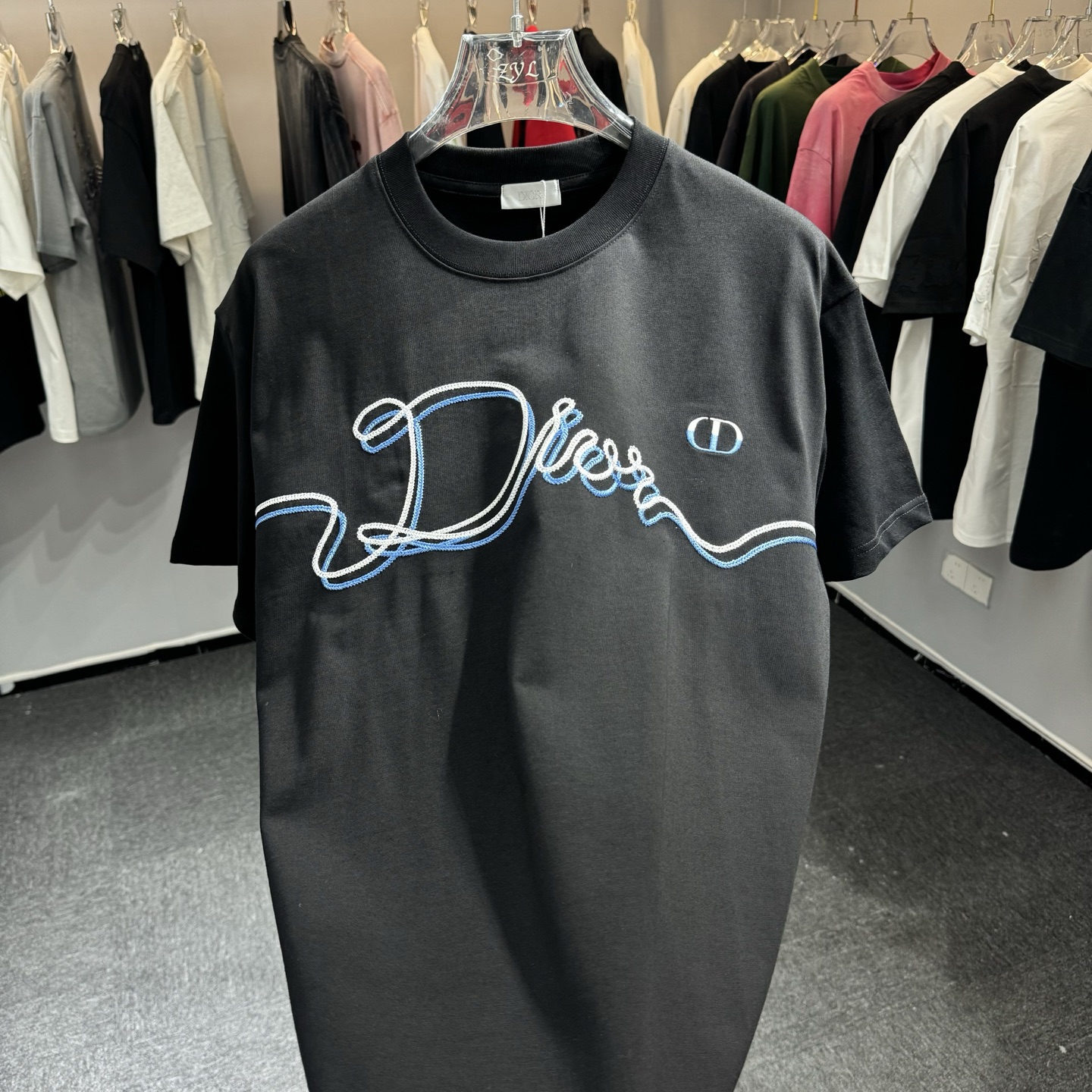 Dior 26ss Dior迪奥 早春新款圆领短袖 采用270克纯棉面料 锁链绣花工艺