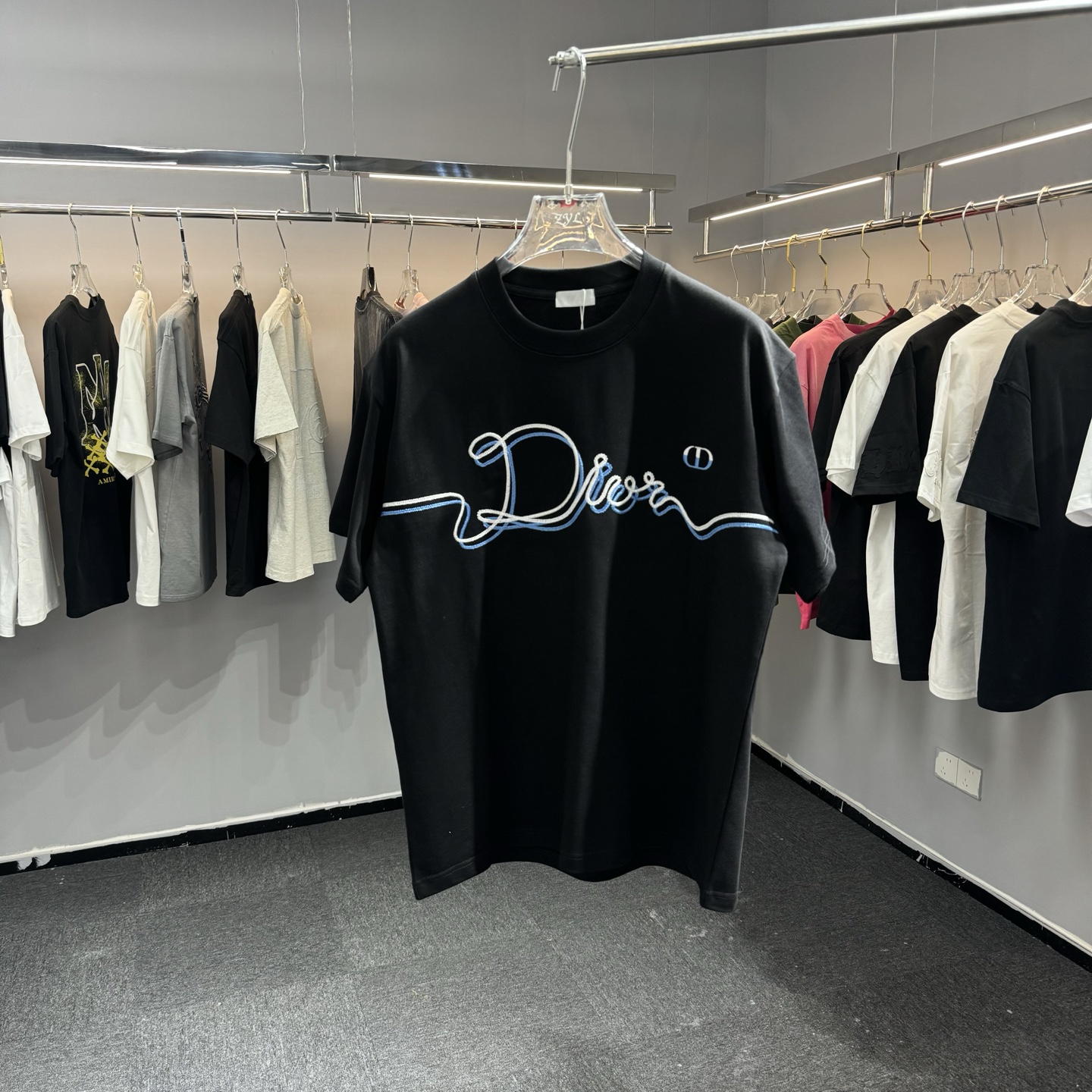Dior 26ss Dior迪奥 早春新款圆领短袖 采用270克纯棉面料 锁链绣花工艺