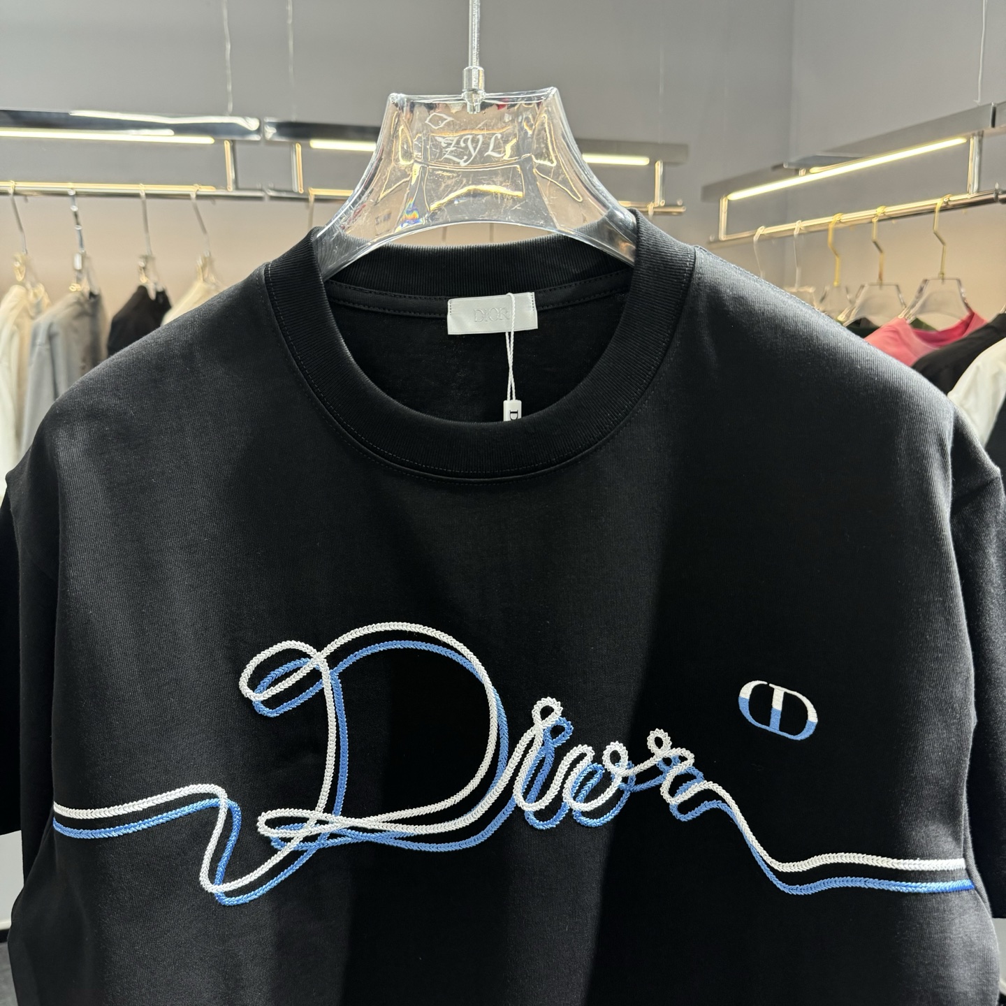 Dior 26ss Dior迪奥 早春新款圆领短袖 采用270克纯棉面料 锁链绣花工艺