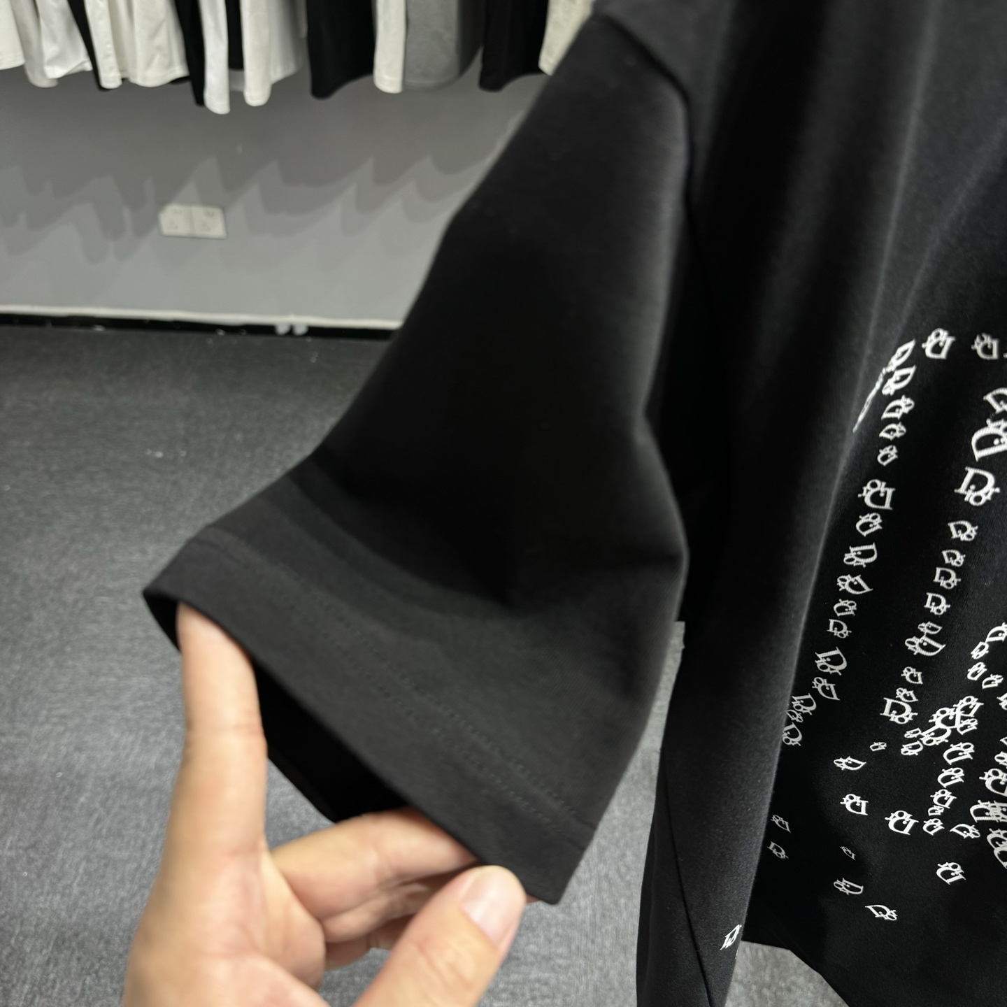 Dior 26ss Dior迪奥 早春新款圆领短袖 采用270克纯棉面料 网点印花 字母绣花工艺
