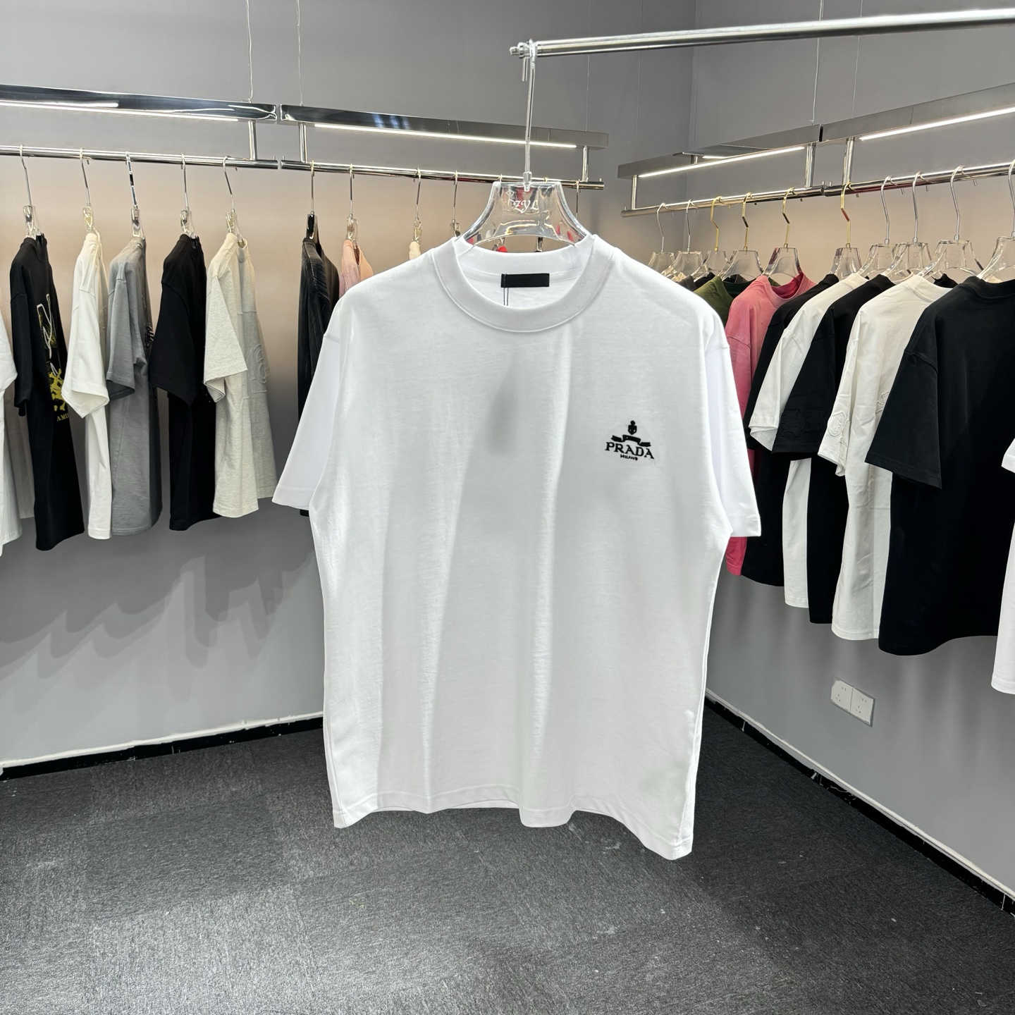 Prada 26ss Prada普拉达 早春新款圆领短袖 采用270克纯棉面料 重工挨针 锁链绣