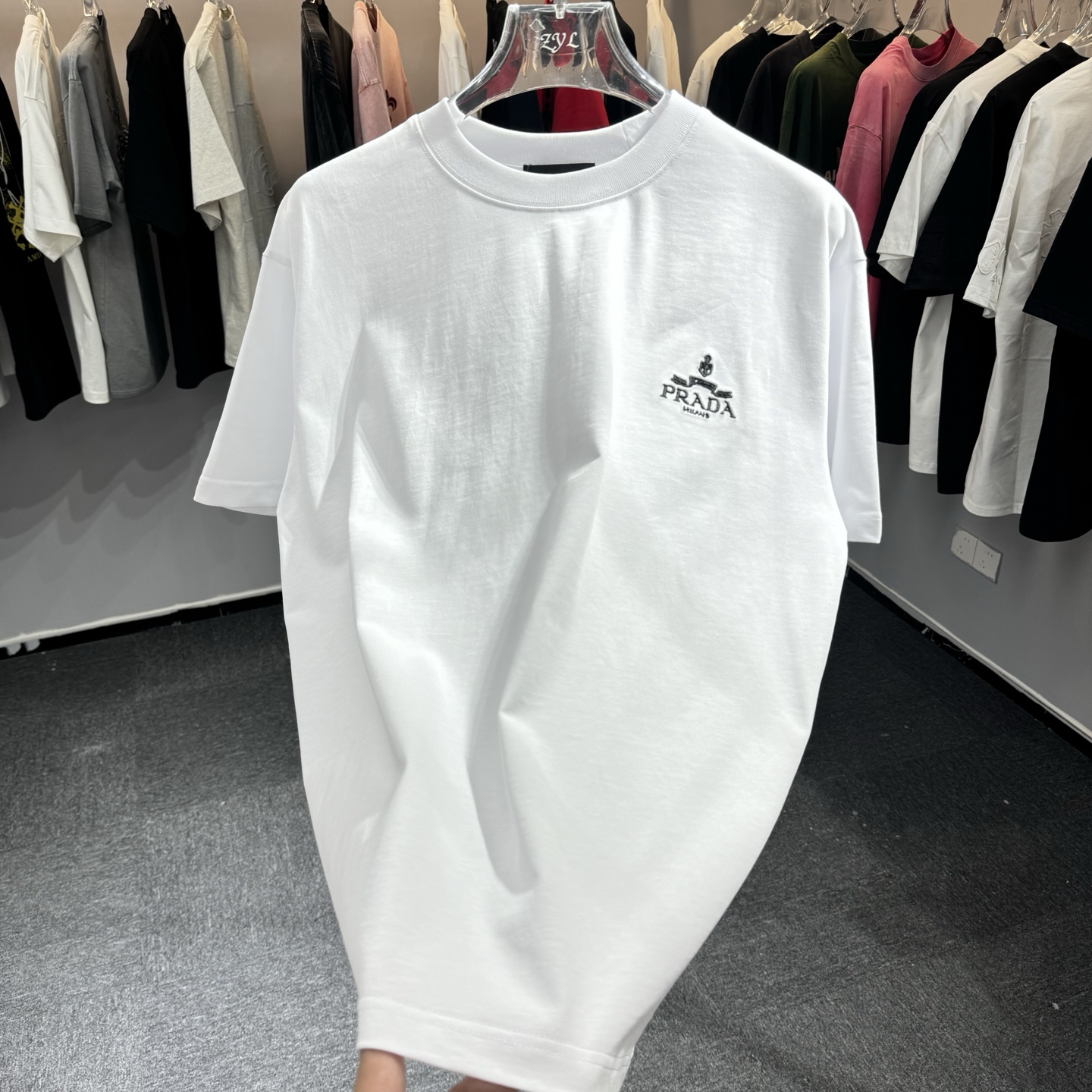 Prada 26ss Prada普拉达 早春新款圆领短袖 采用270克纯棉面料 重工挨针 锁链绣