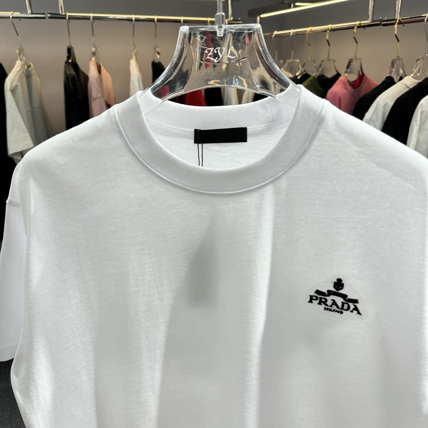 Prada 26ss Prada普拉达 早春新款圆领短袖 采用270克纯棉面料 重工挨针 锁链绣