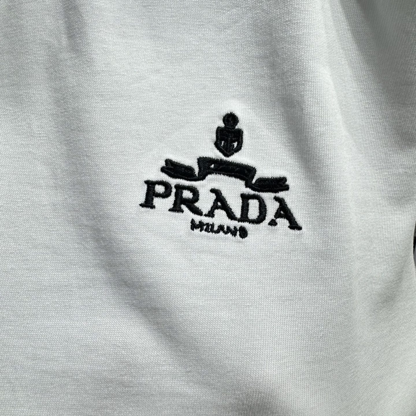 Prada 26ss Prada普拉达 早春新款圆领短袖 采用270克纯棉面料 重工挨针 锁链绣