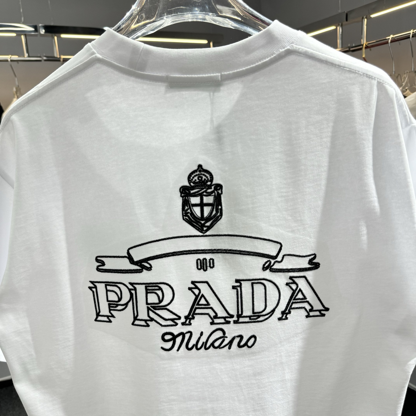 Prada 26ss Prada普拉达 早春新款圆领短袖 采用270克纯棉面料 重工挨针 锁链绣