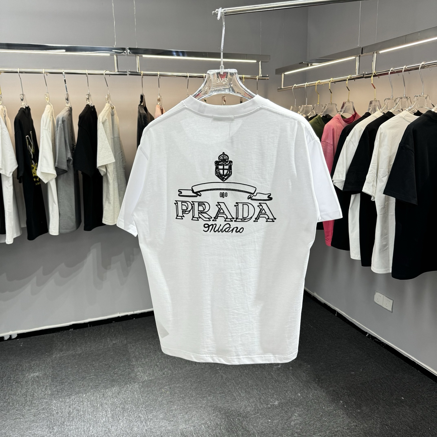Prada 26ss Prada普拉达 早春新款圆领短袖 采用270克纯棉面料 重工挨针 锁链绣
