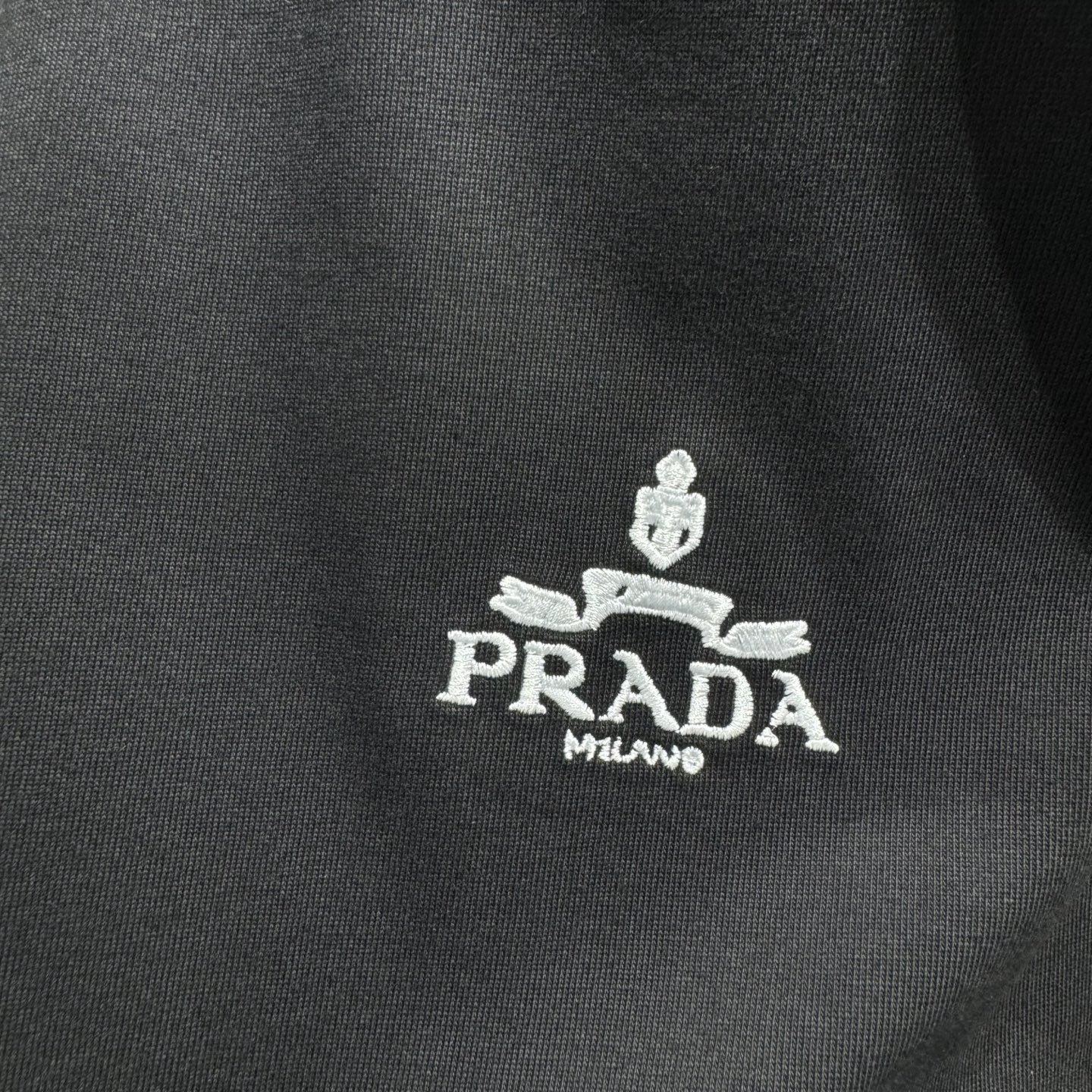 Prada 26ss Prada普拉达 早春新款圆领短袖 采用270克纯棉面料 重工挨针 锁链绣