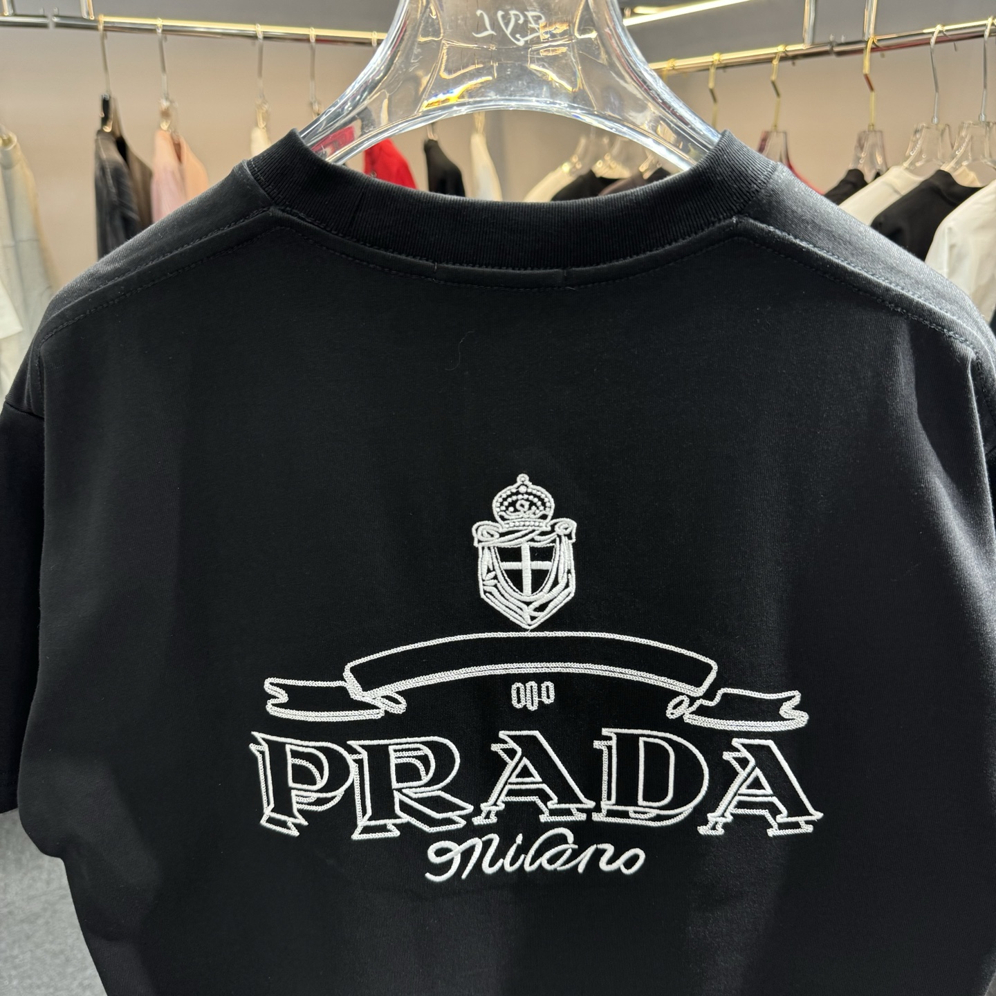 Prada 26ss Prada普拉达 早春新款圆领短袖 采用270克纯棉面料 重工挨针 锁链绣