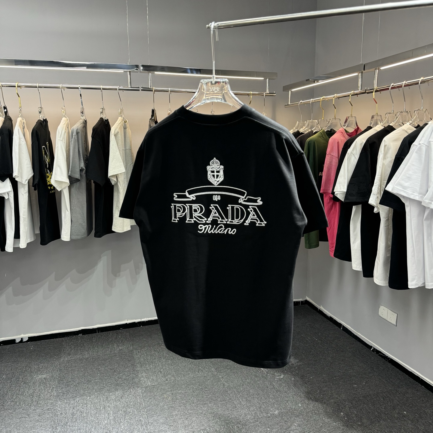 Prada 26ss Prada普拉达 早春新款圆领短袖 采用270克纯棉面料 重工挨针 锁链绣