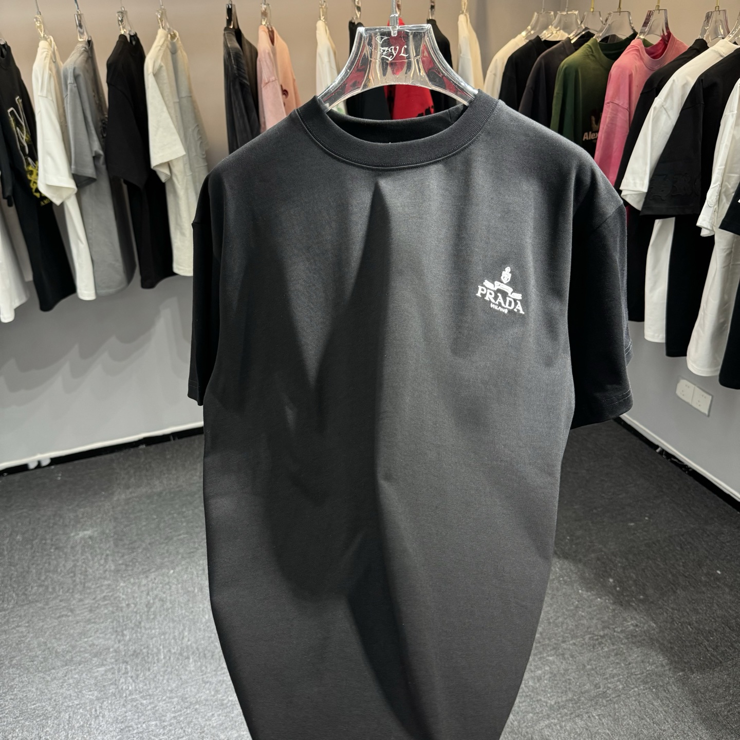 Prada 26ss Prada普拉达 早春新款圆领短袖 采用270克纯棉面料 重工挨针 锁链绣