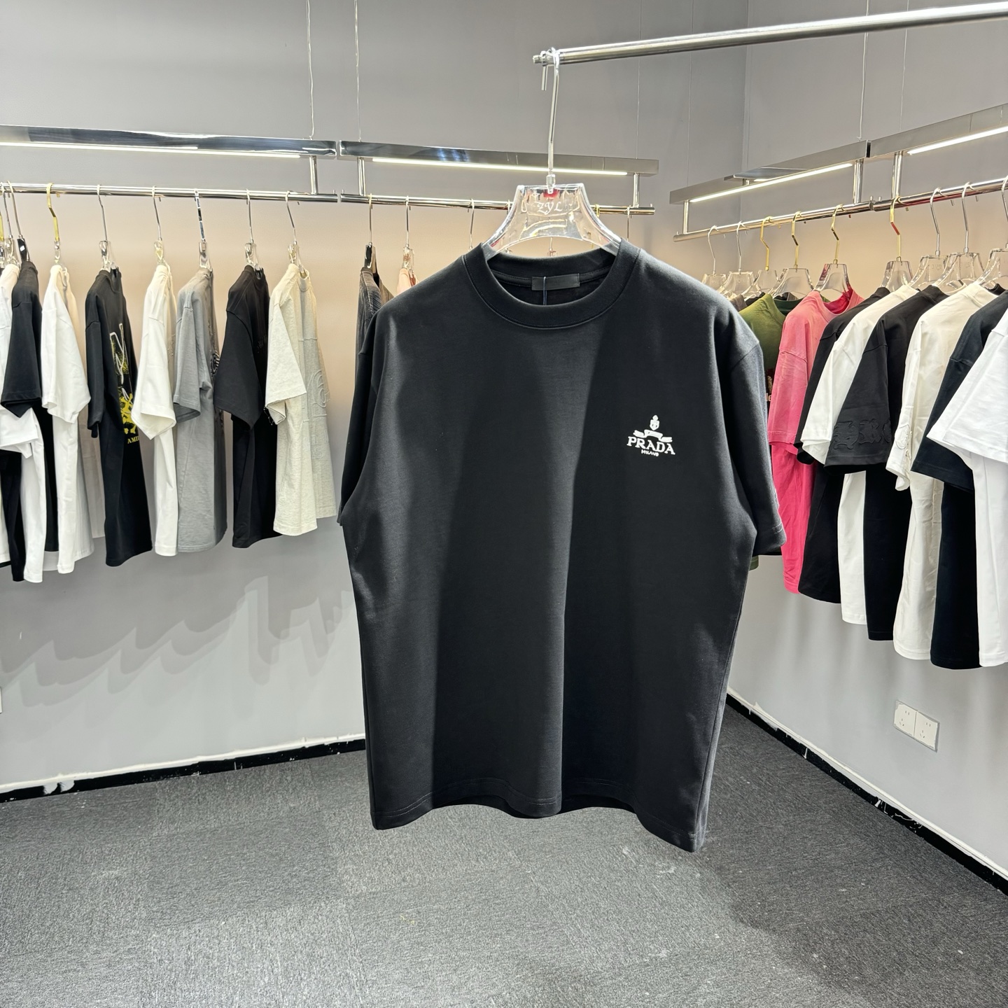 Prada 26ss Prada普拉达 早春新款圆领短袖 采用270克纯棉面料 重工挨针 锁链绣