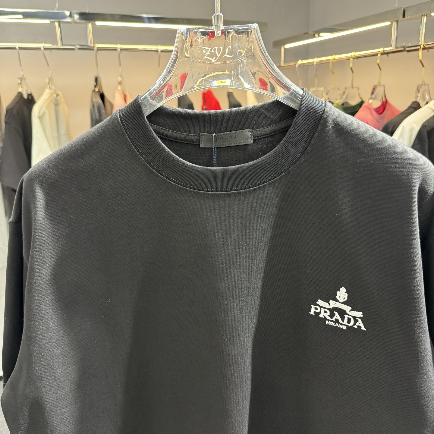 Prada 26ss Prada普拉达 早春新款圆领短袖 采用270克纯棉面料 重工挨针 锁链绣