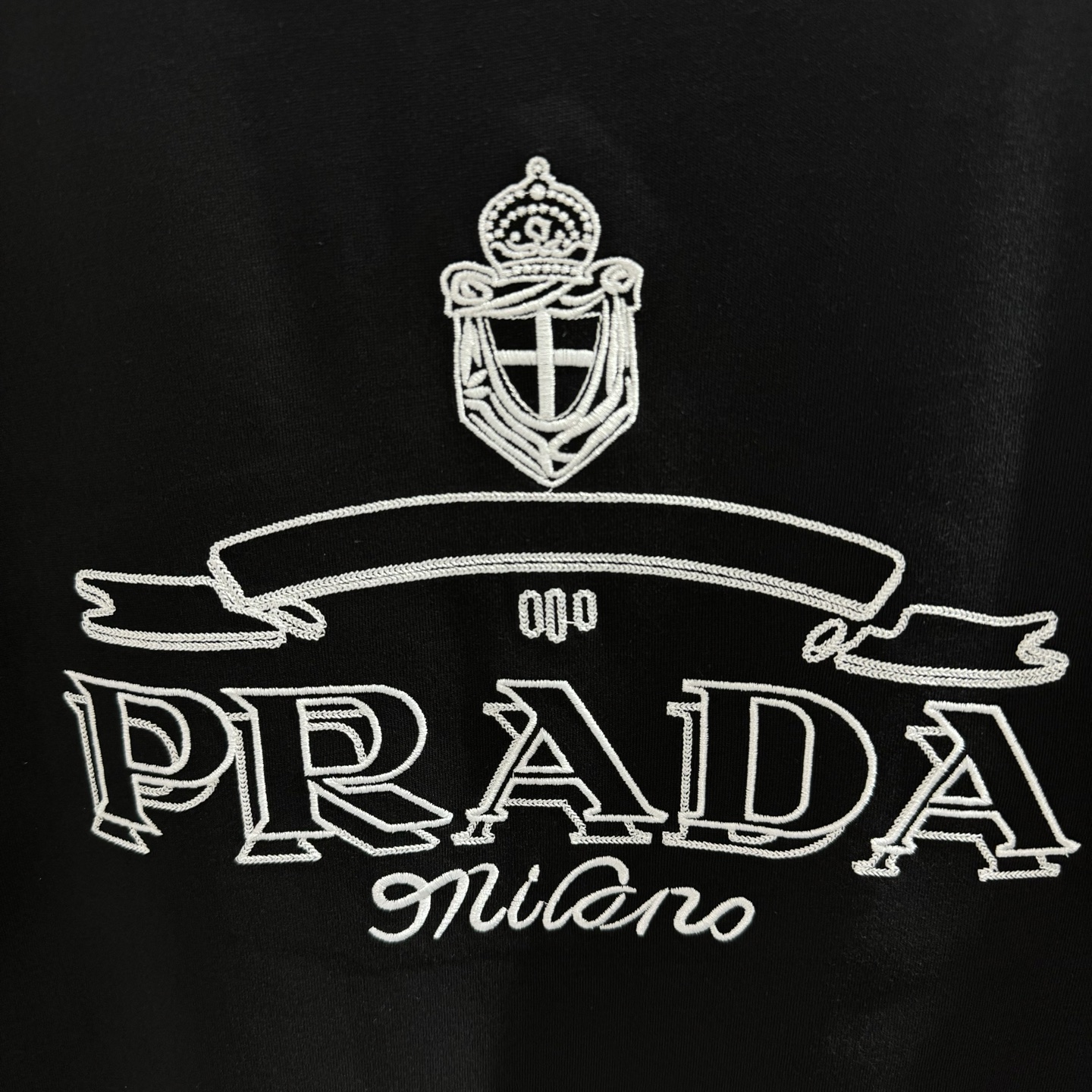 Prada 26ss Prada普拉达 早春新款圆领短袖 采用270克纯棉面料 重工挨针 锁链绣