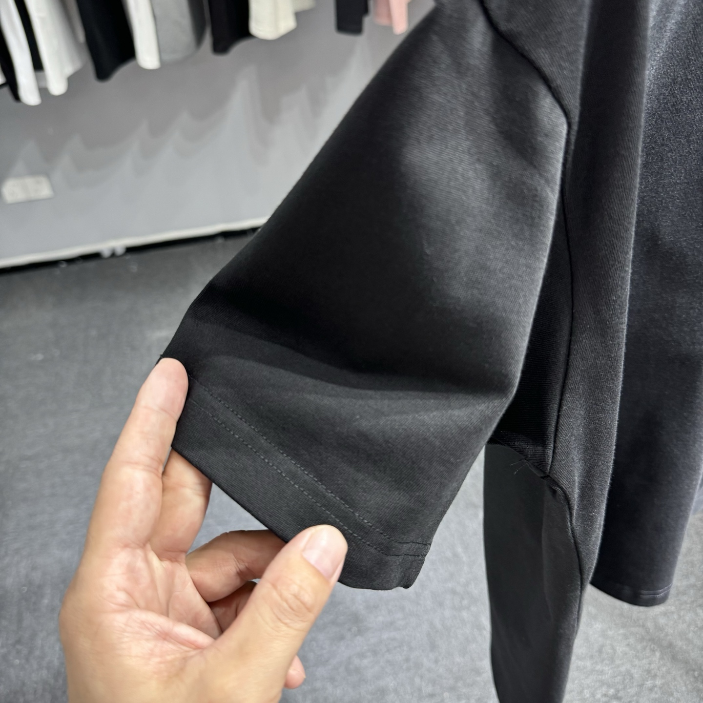 Prada 26ss Prada普拉达 早春新款圆领短袖 采用270克纯棉面料 重工挨针 锁链绣